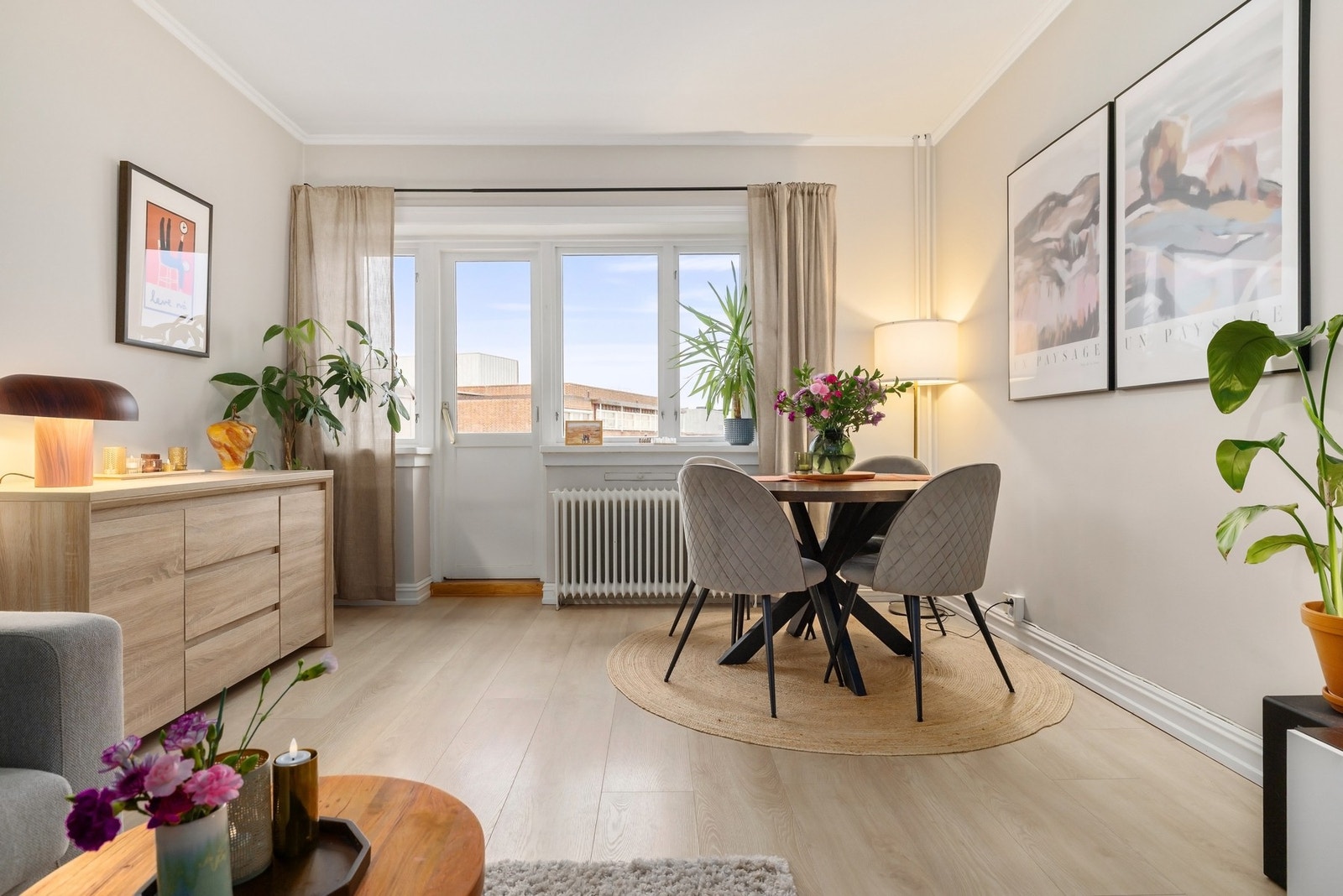 Stuen har harmoniske fargetoner og moderne uttrykk. Galleribilde