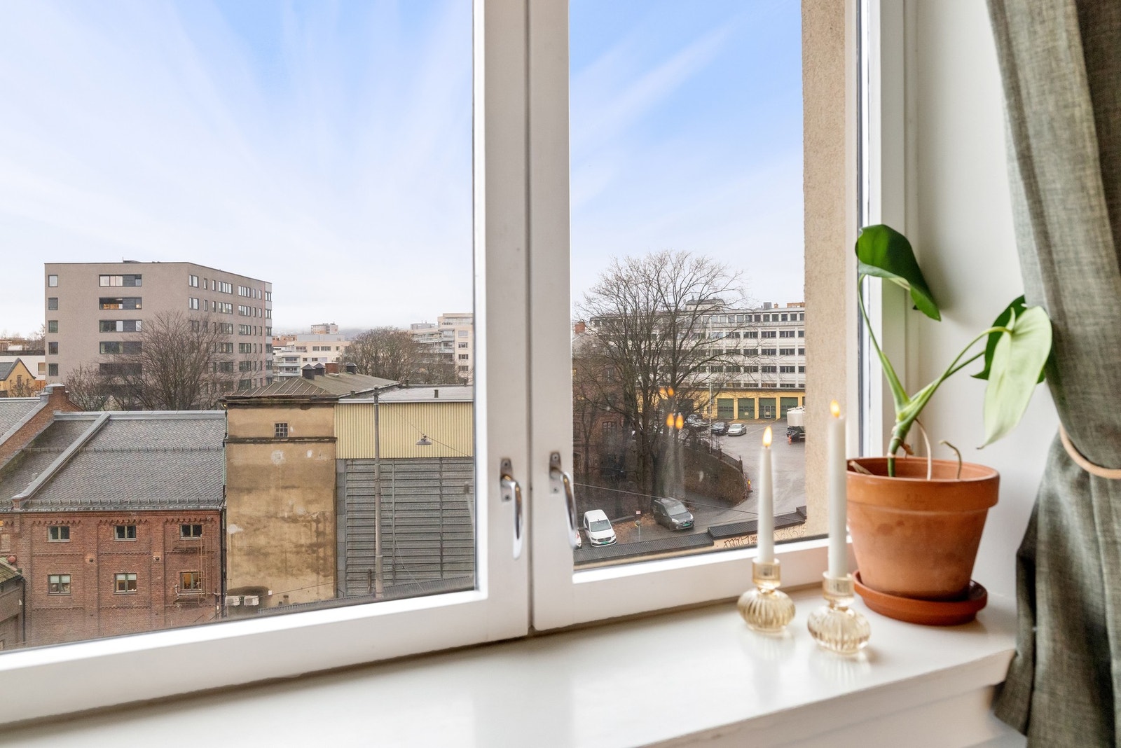 Utsyn fra kjøkkenvinduet - her får du både lys og luft. Galleribilde