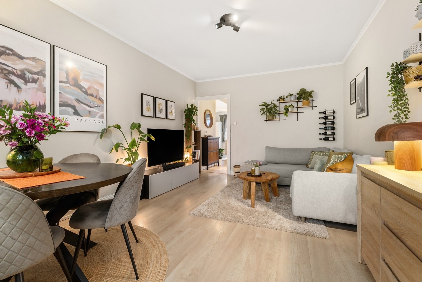 Store vinduer som slipper inn rikelig med naturlig lys. Galleribilde