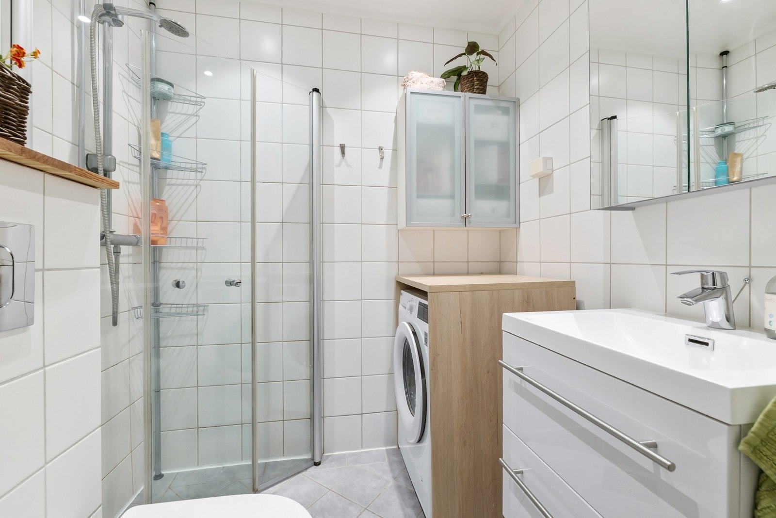 Flislagt bad med gulvvarme og plass til vaskemaskin. Galleribilde
