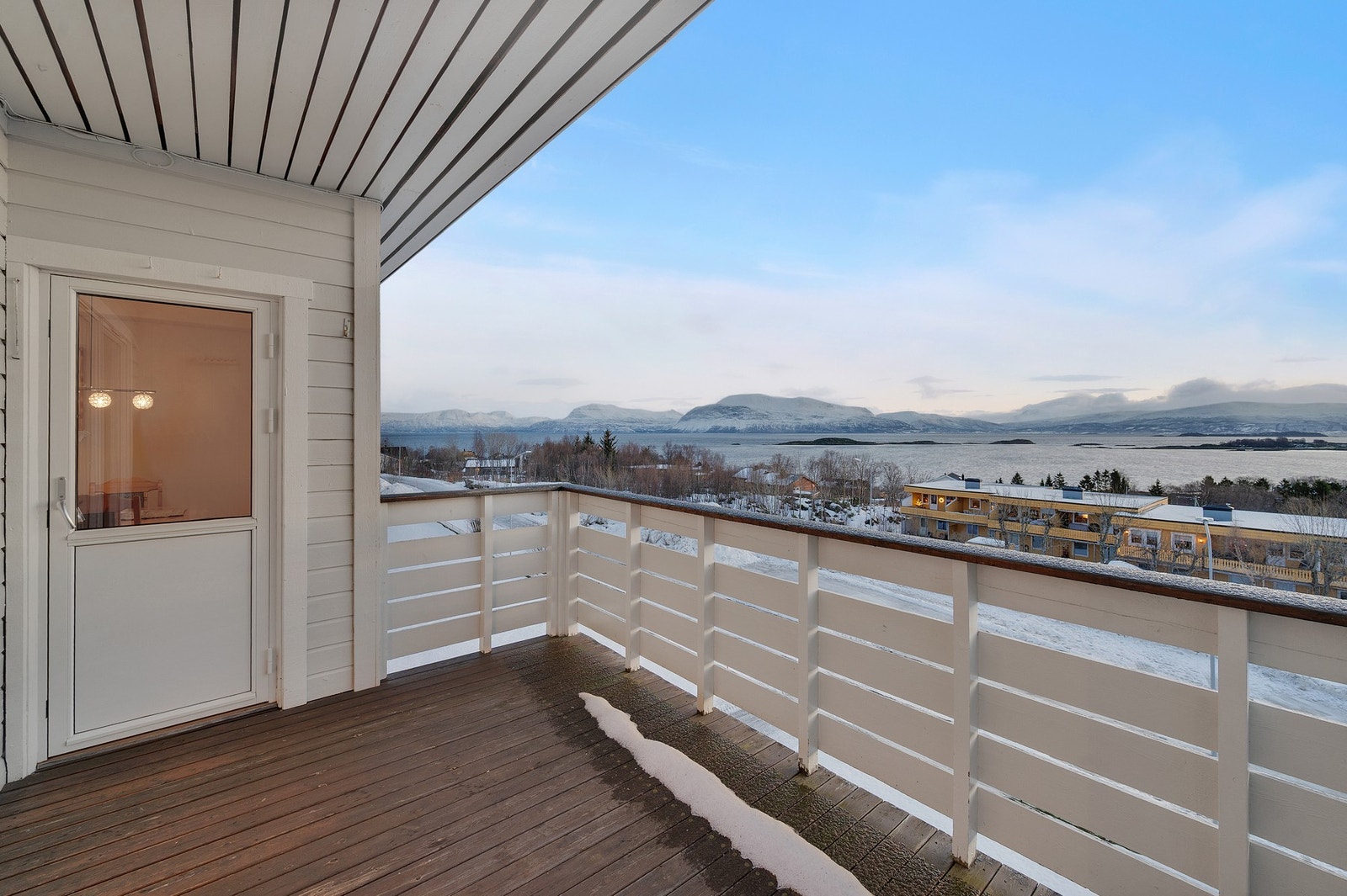 Leiligheten ligger fint til i feltet med fantastisk utsikt og gode solforhold på dagtid. Galleribilde