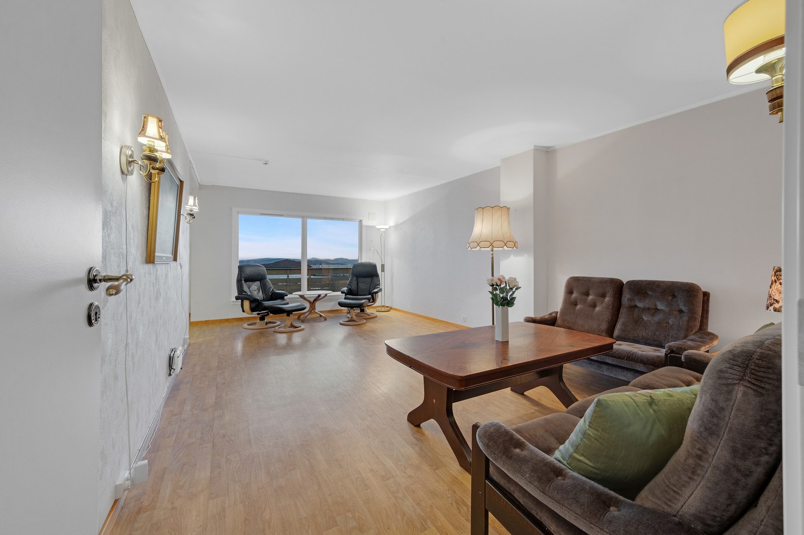 Romslig stue. Galleribilde