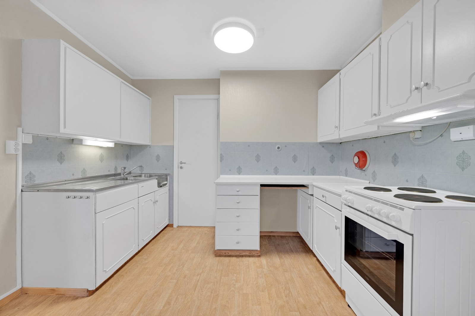 Direkte tilknytning til vaskerom fra kjøkken. Galleribilde