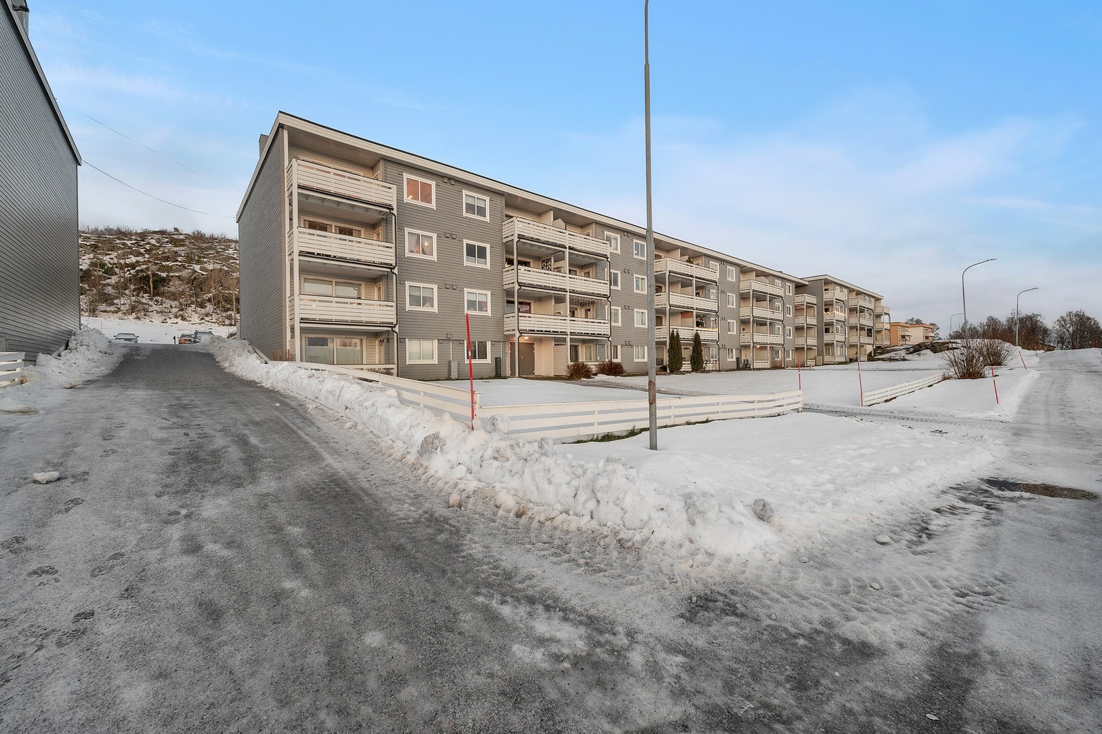 Borettslaget har store felles grøntareal i front av blokkene. Galleribilde