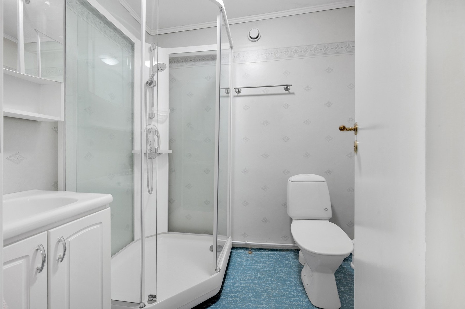 Bad med dusjkabinett. Galleribilde