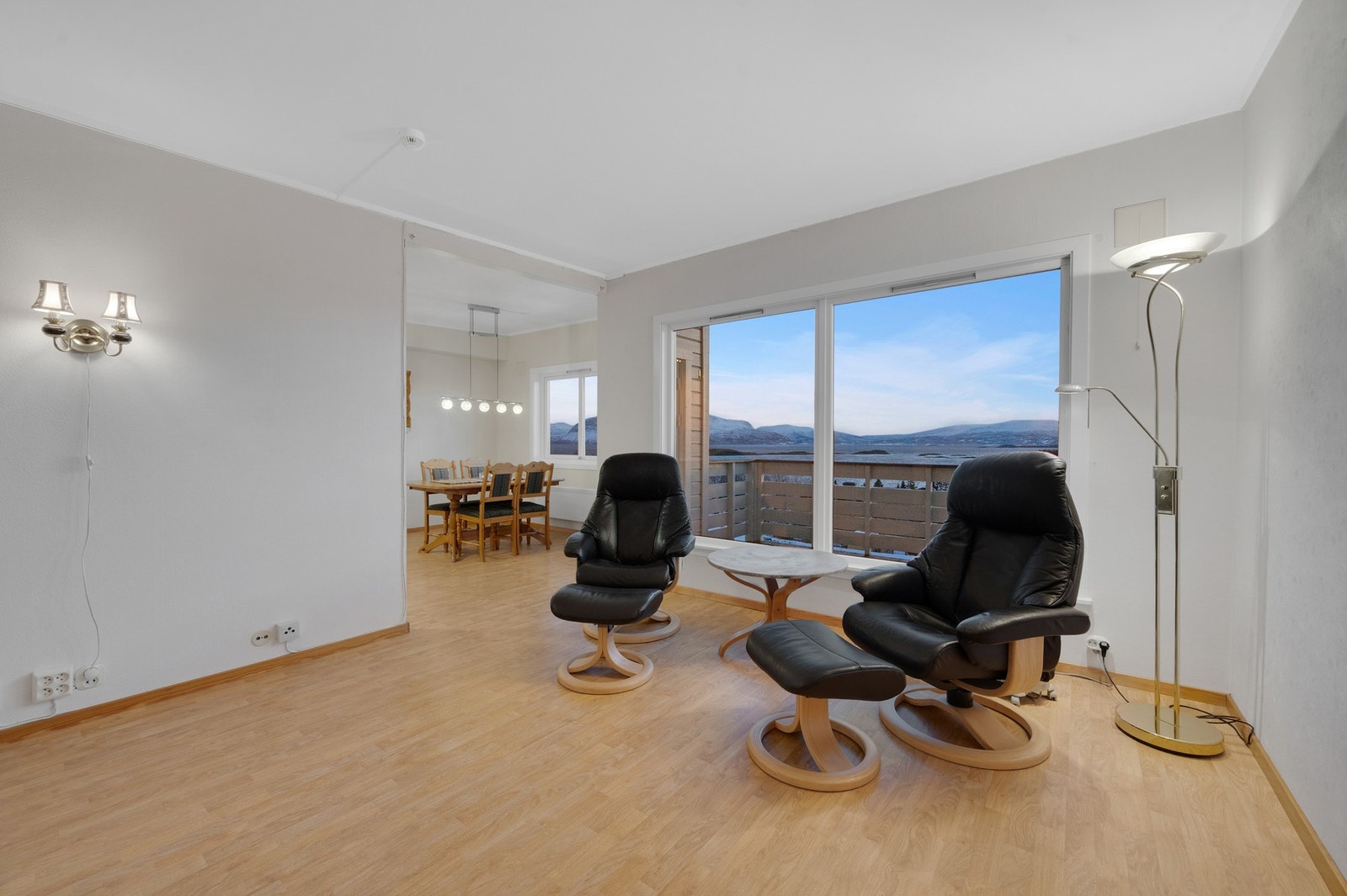 Delvis adskilt kjøkken fra stue. Galleribilde