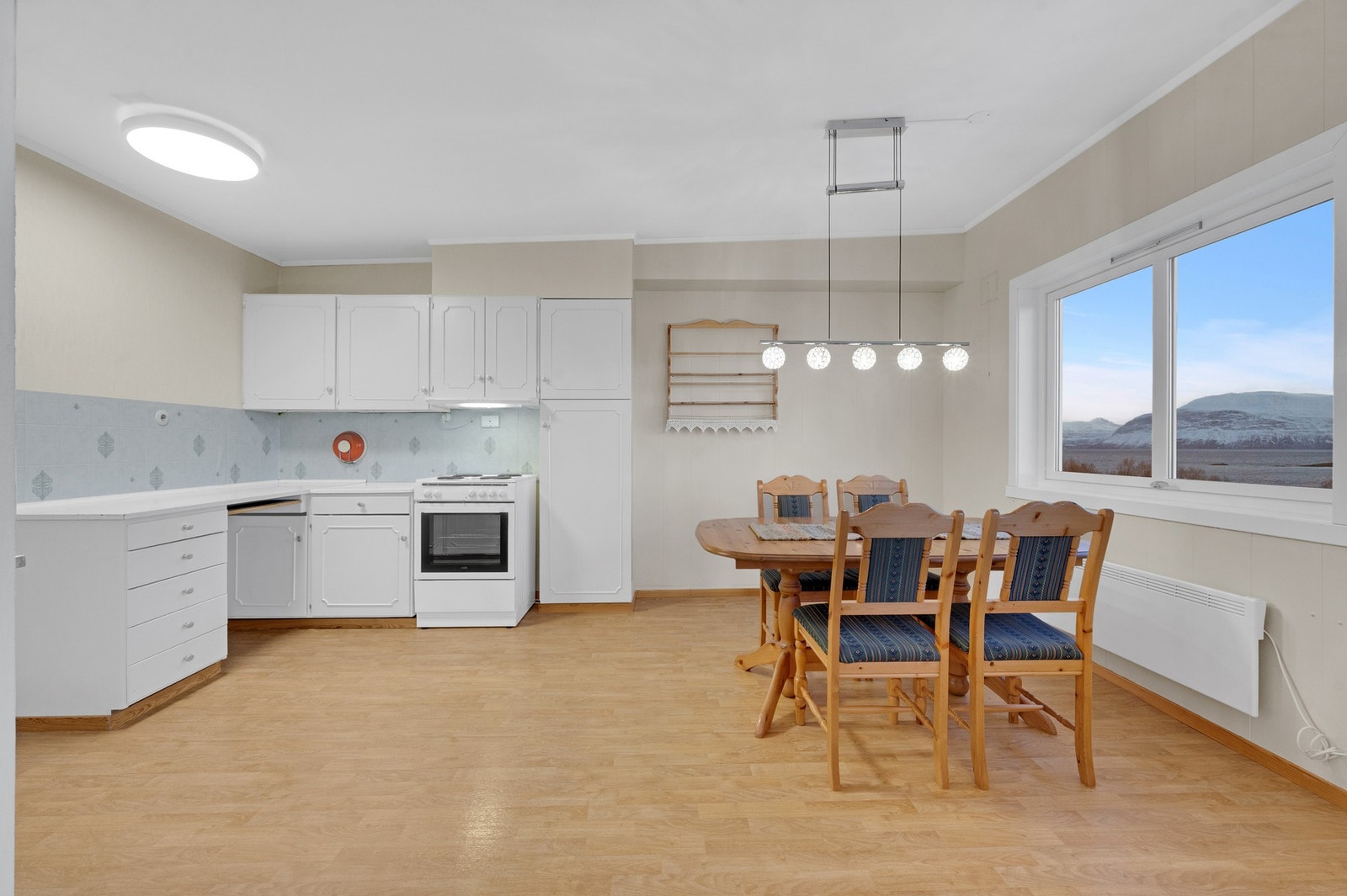 God skap- og benkeplass. Galleribilde