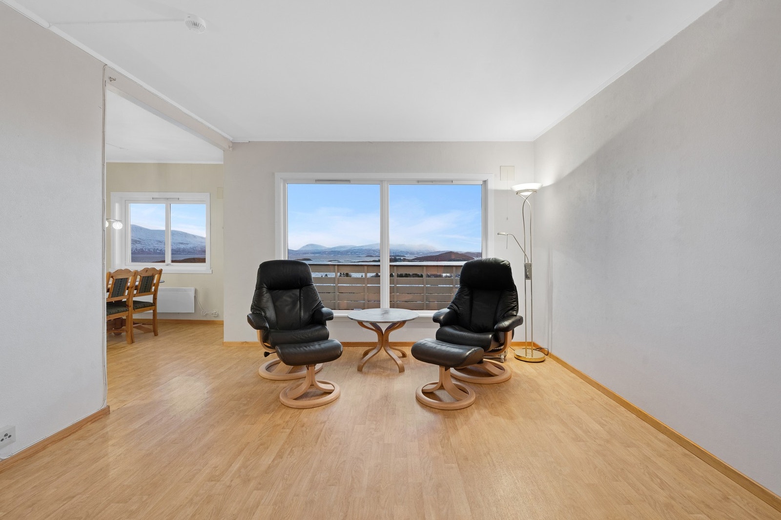 Stuen har store vindusflater som gir godt naturlig lysinnslipp. Galleribilde