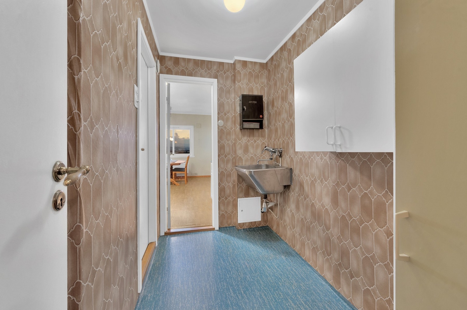 Vaskerom, med gjennomgang fra gang til kjøkken og bad. Galleribilde