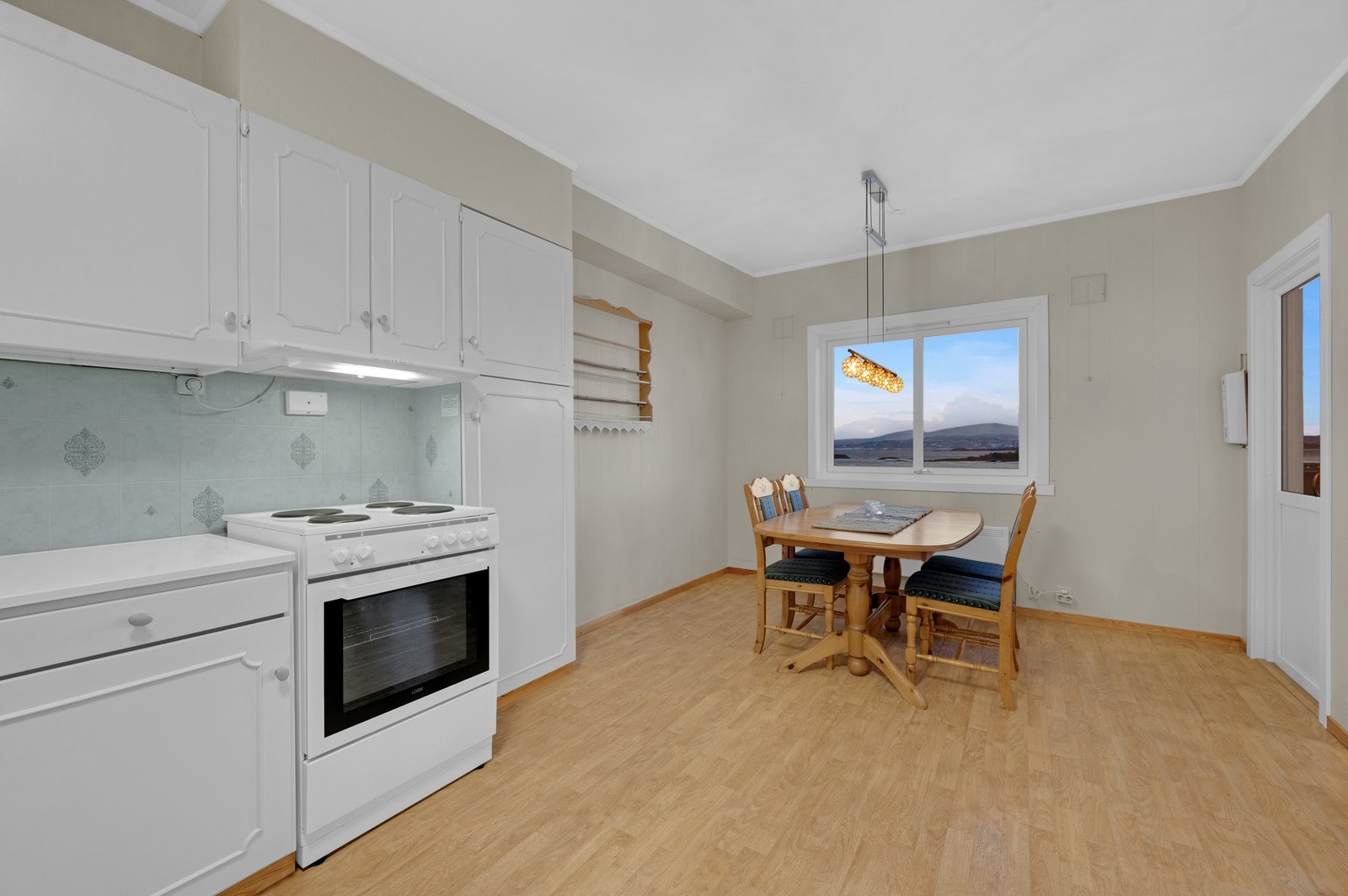 Kjøkkenet har god plass for spisegruppe, her kan du nyte utsikten. Galleribilde