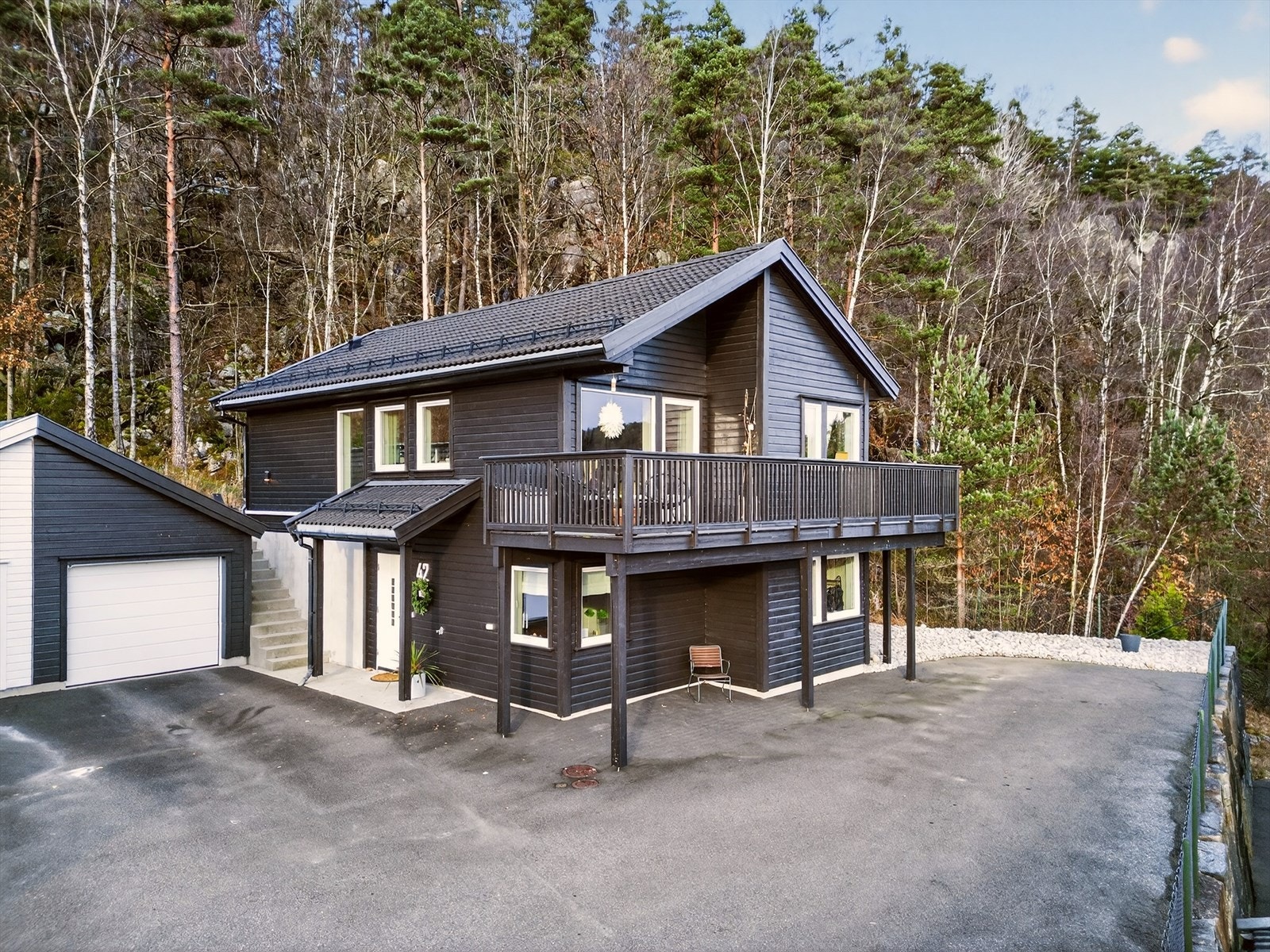 Eneboligen har garasje og veranda. Galleribilde