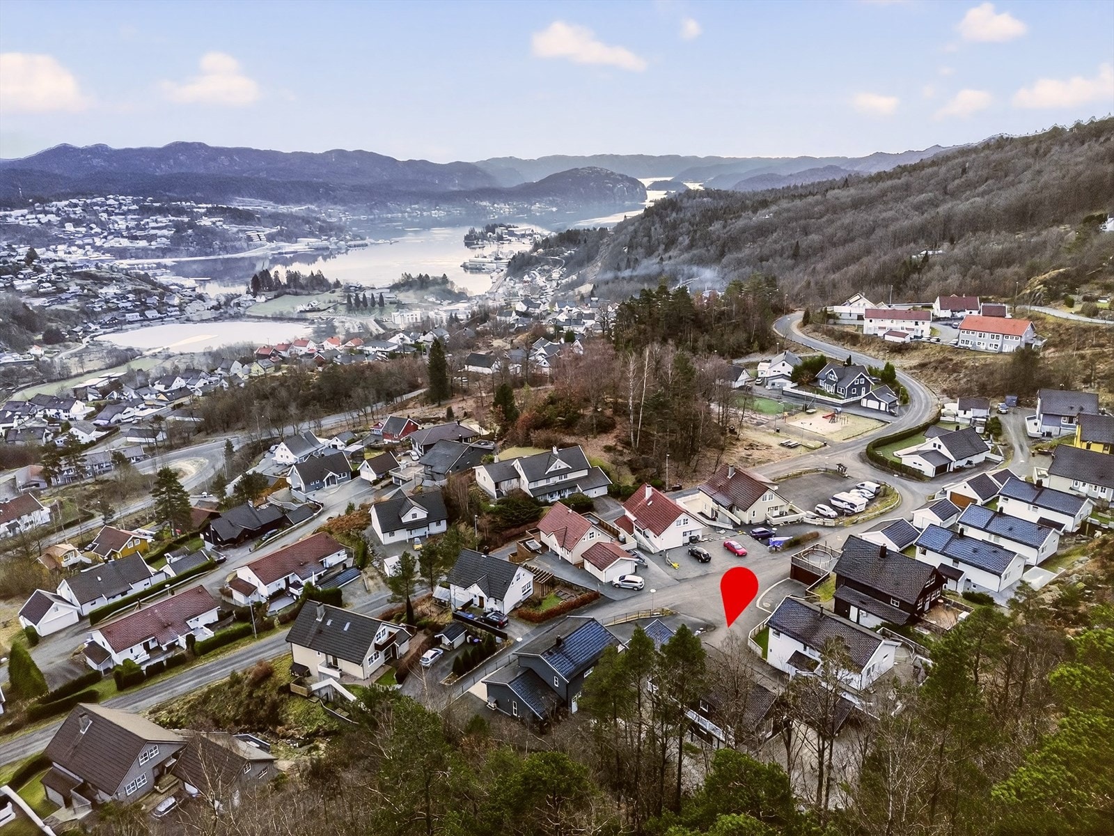 Eiendommen ligger i et attraktivt boligområde på toppen av Søyland. Galleribilde