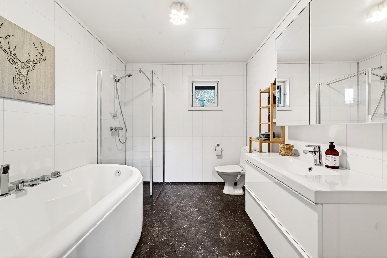 Bad i1. etg. med både dusj og badekar. Galleribilde