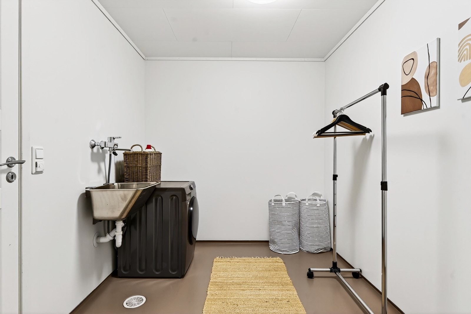 Stort vaskerom m/praktisk utslagsvask Galleribilde