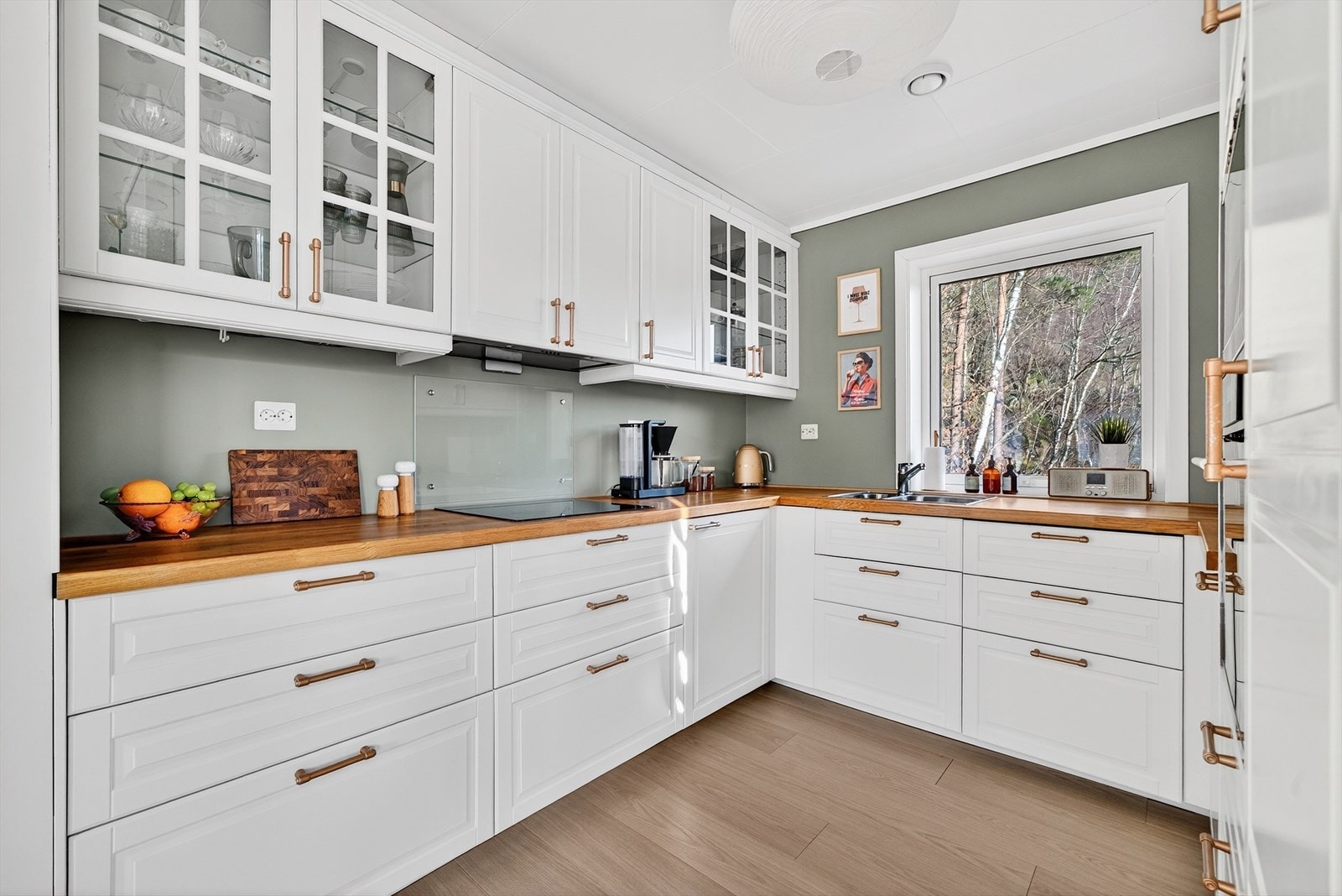 Stilrent og klassisk kjøkkeninnredning Galleribilde