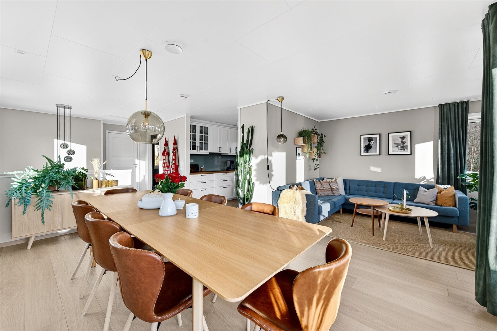 Lys og moderne stue med åpen planløsning, perfekt for sosiale sammenkomster. Galleribilde