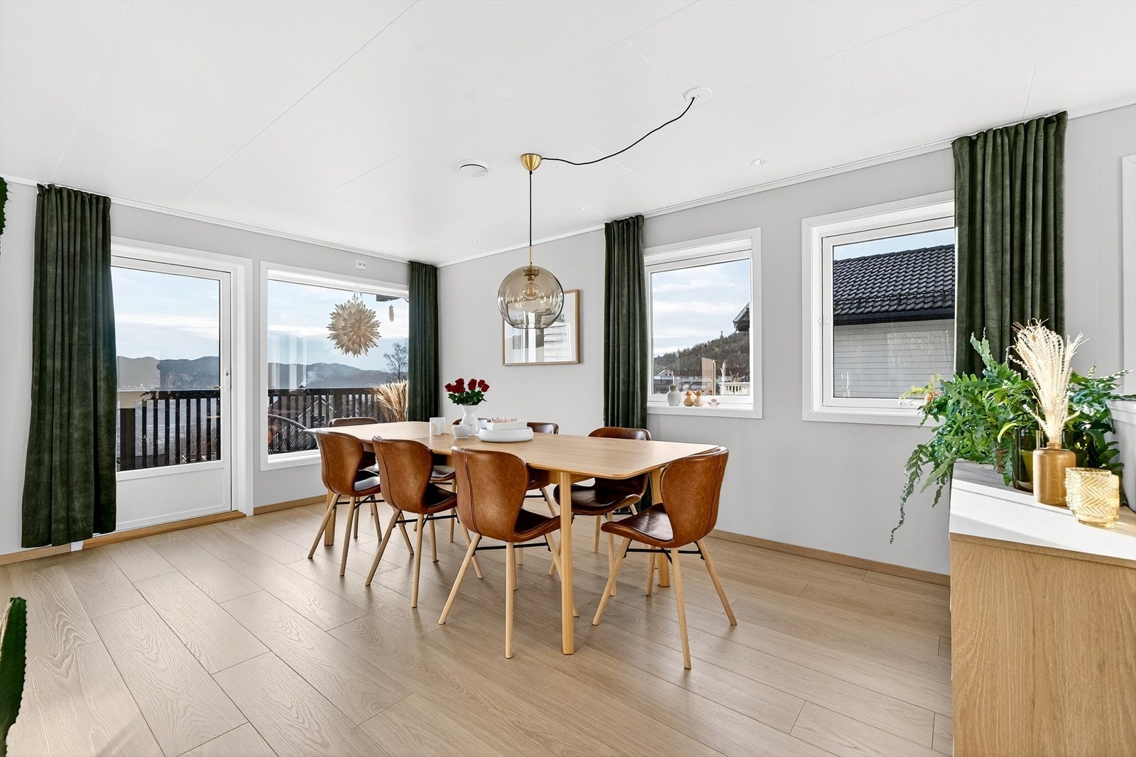 Fra spisestua har du utgang til veranda. Galleribilde