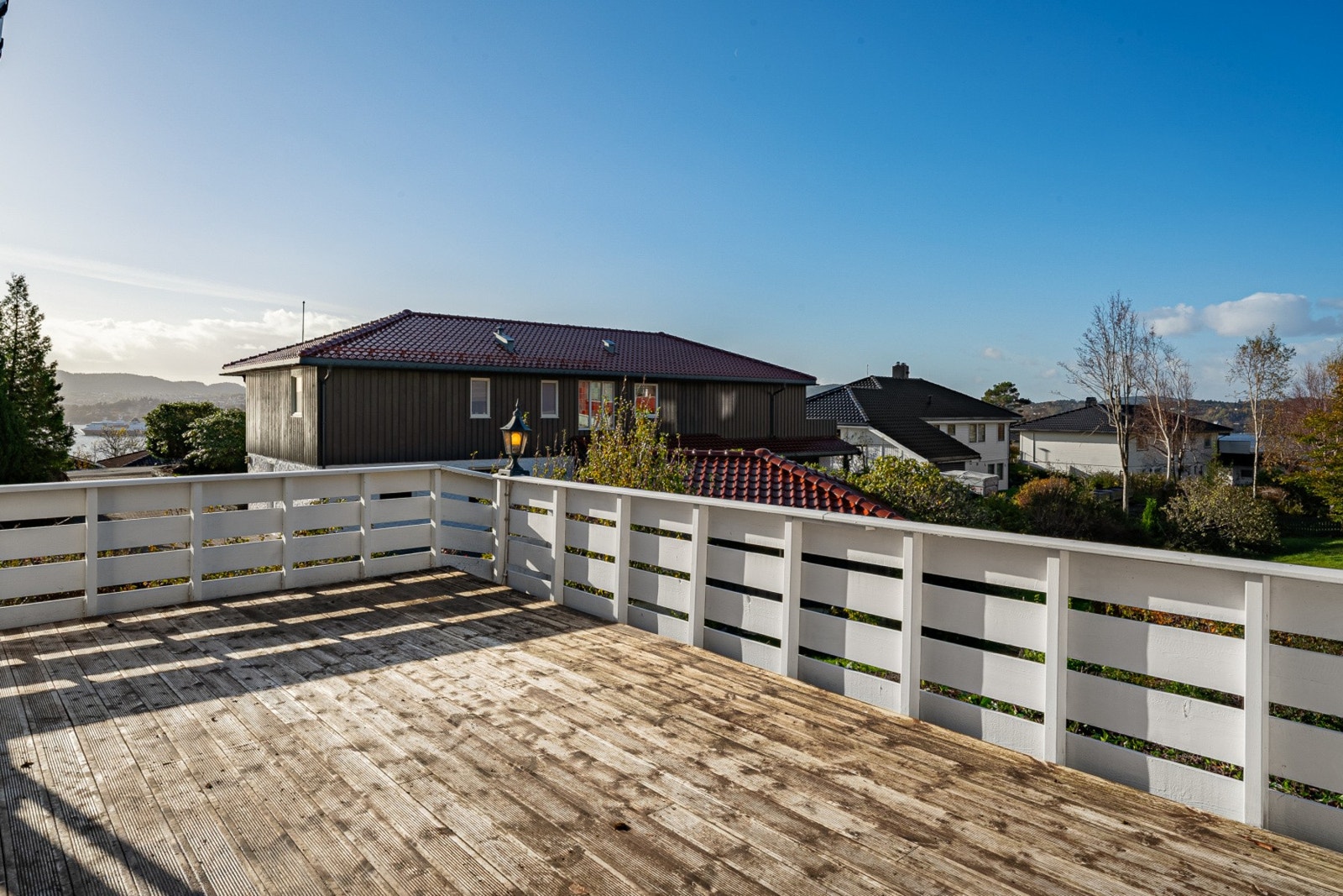 Man ser også mot fjorden mellom byggene foran. Galleribilde