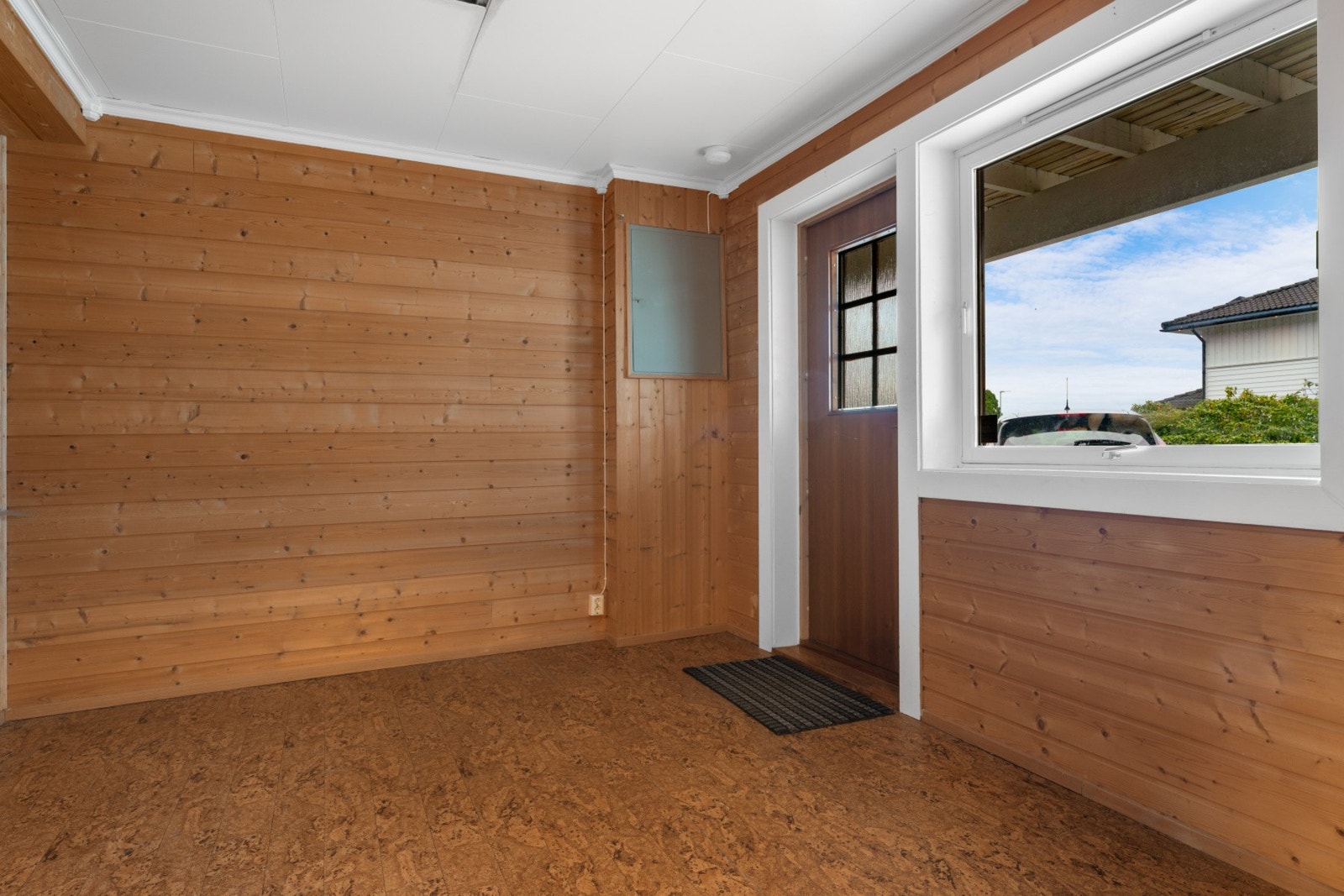 Utgang til parkeringsplass, det er innvendig trapp opp til 1 etg. Galleribilde