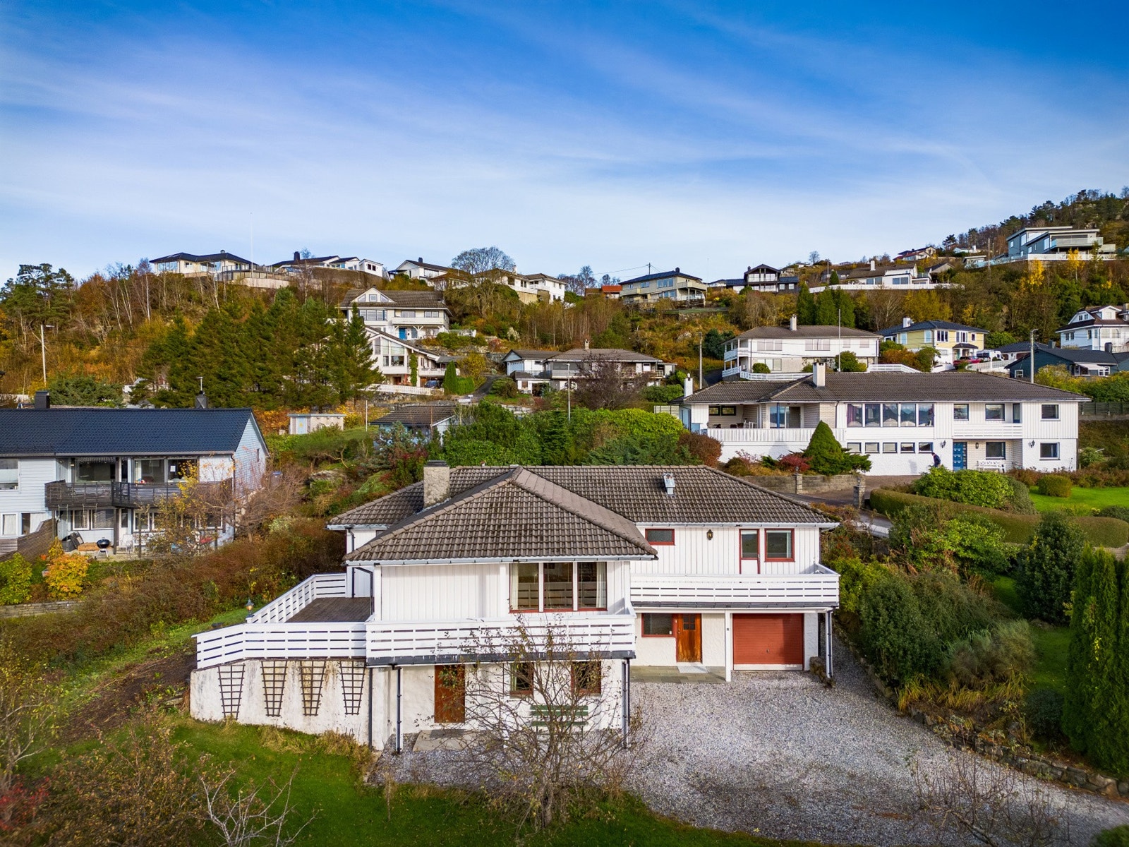 Boligen ligger lunt til i et trivelig nabolag. Vestvendt med gode solforhold. Galleribilde