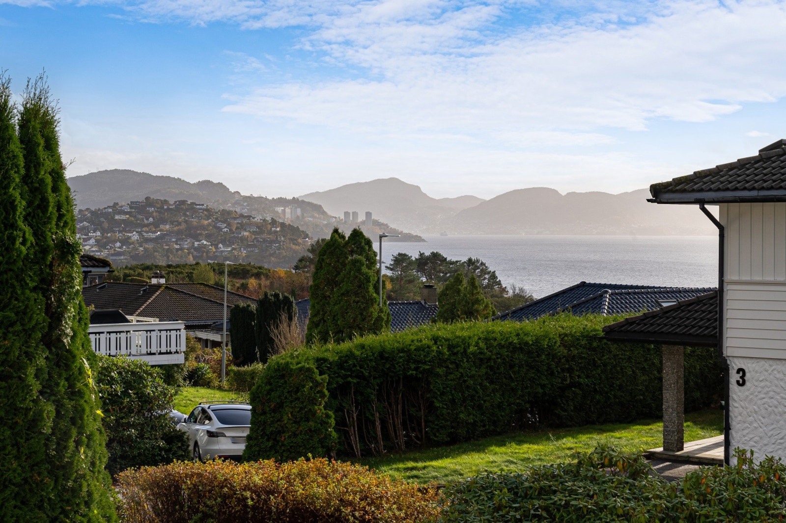 Flott utsikt mot fjorden, Tertnes, Eidsvågsneset og byfjellene i bakgrunnen. Galleribilde
