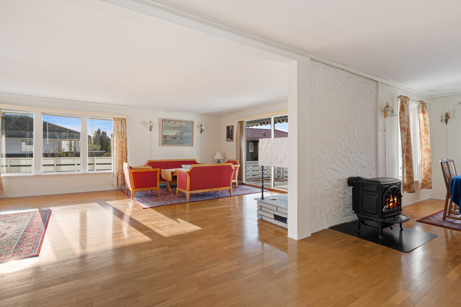 Romslig stue med utsikt og godt lysinnslipp. Galleribilde