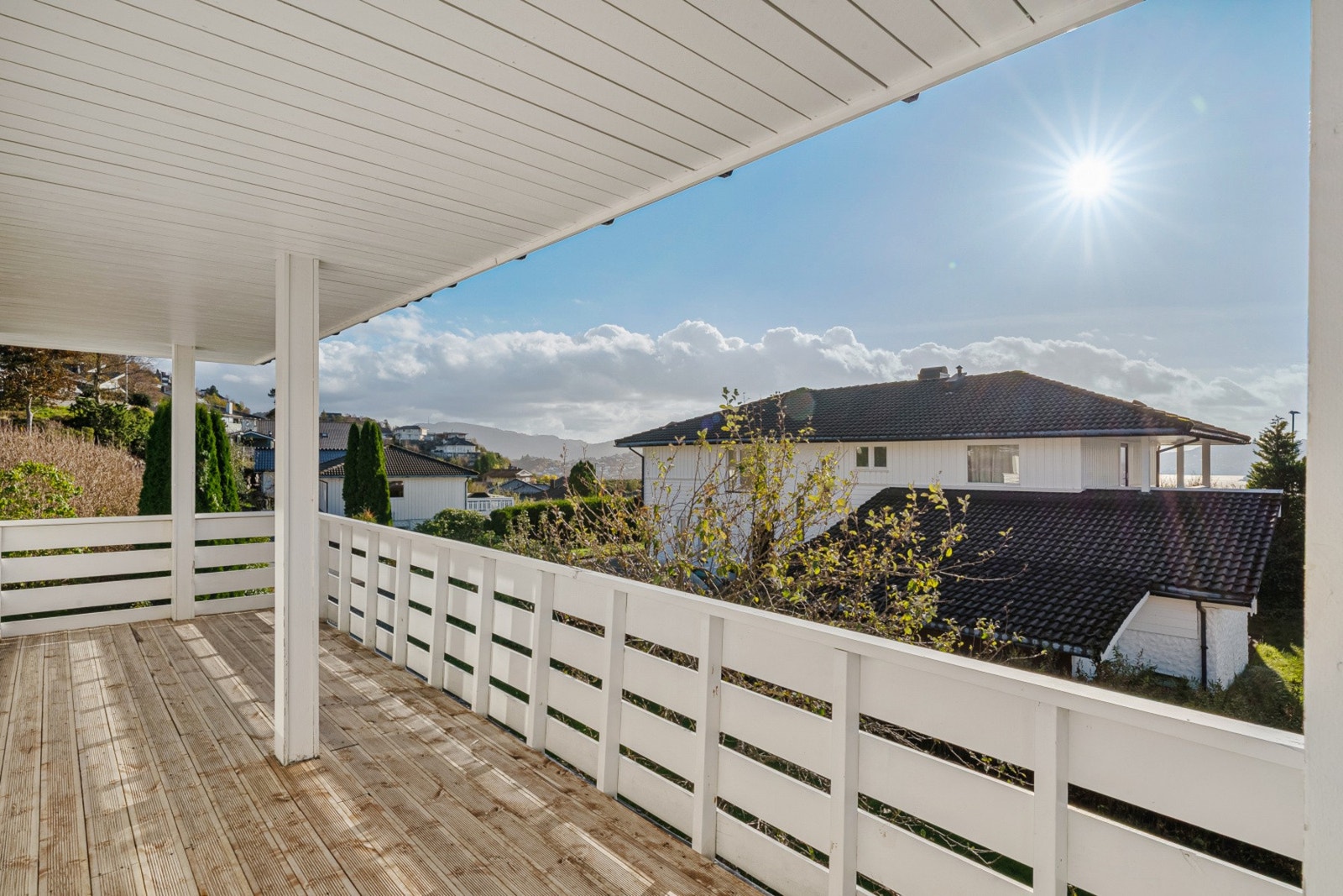 Altan foran stue mot vest. Galleribilde