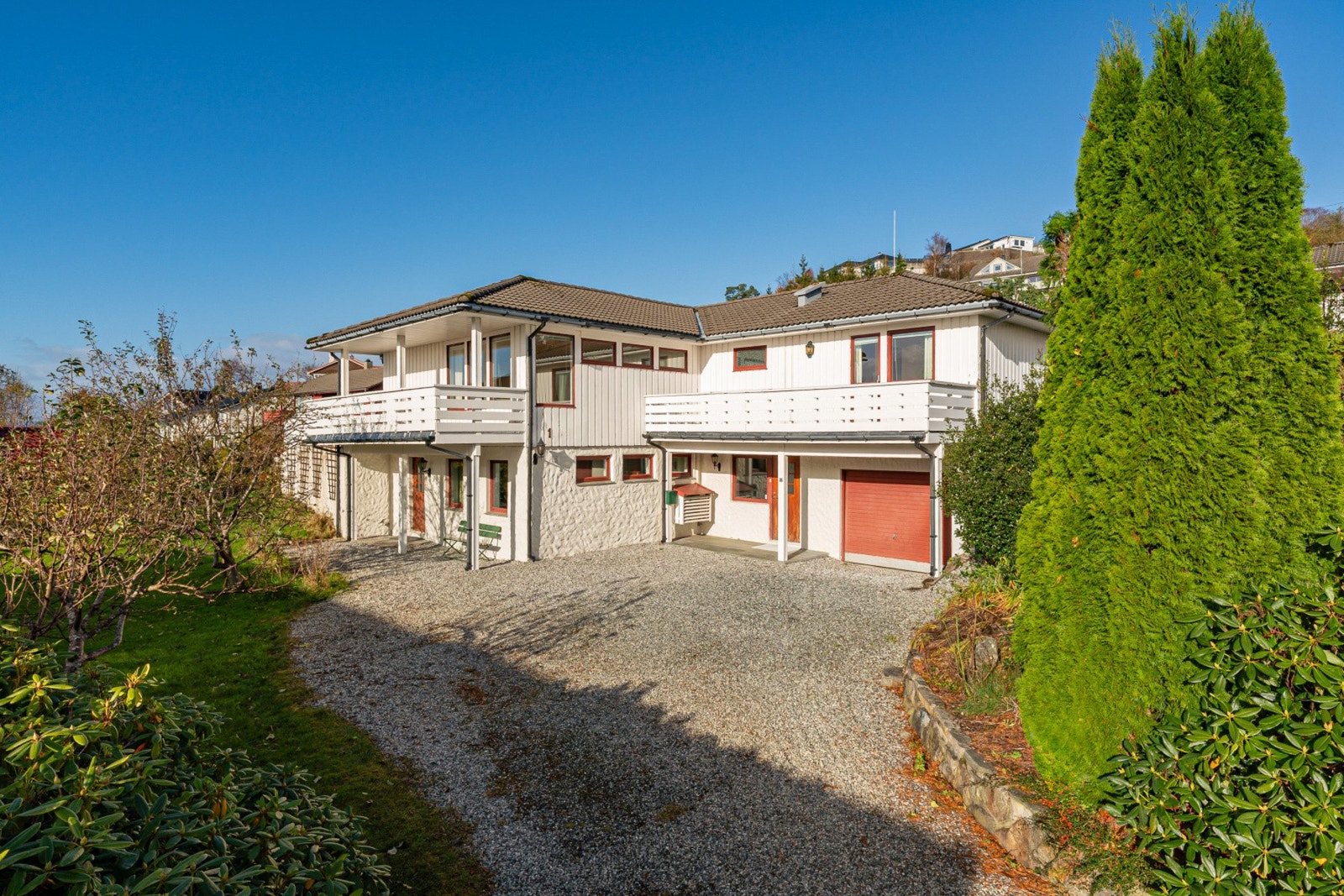 Garasje og god plass til parkering. Galleribilde