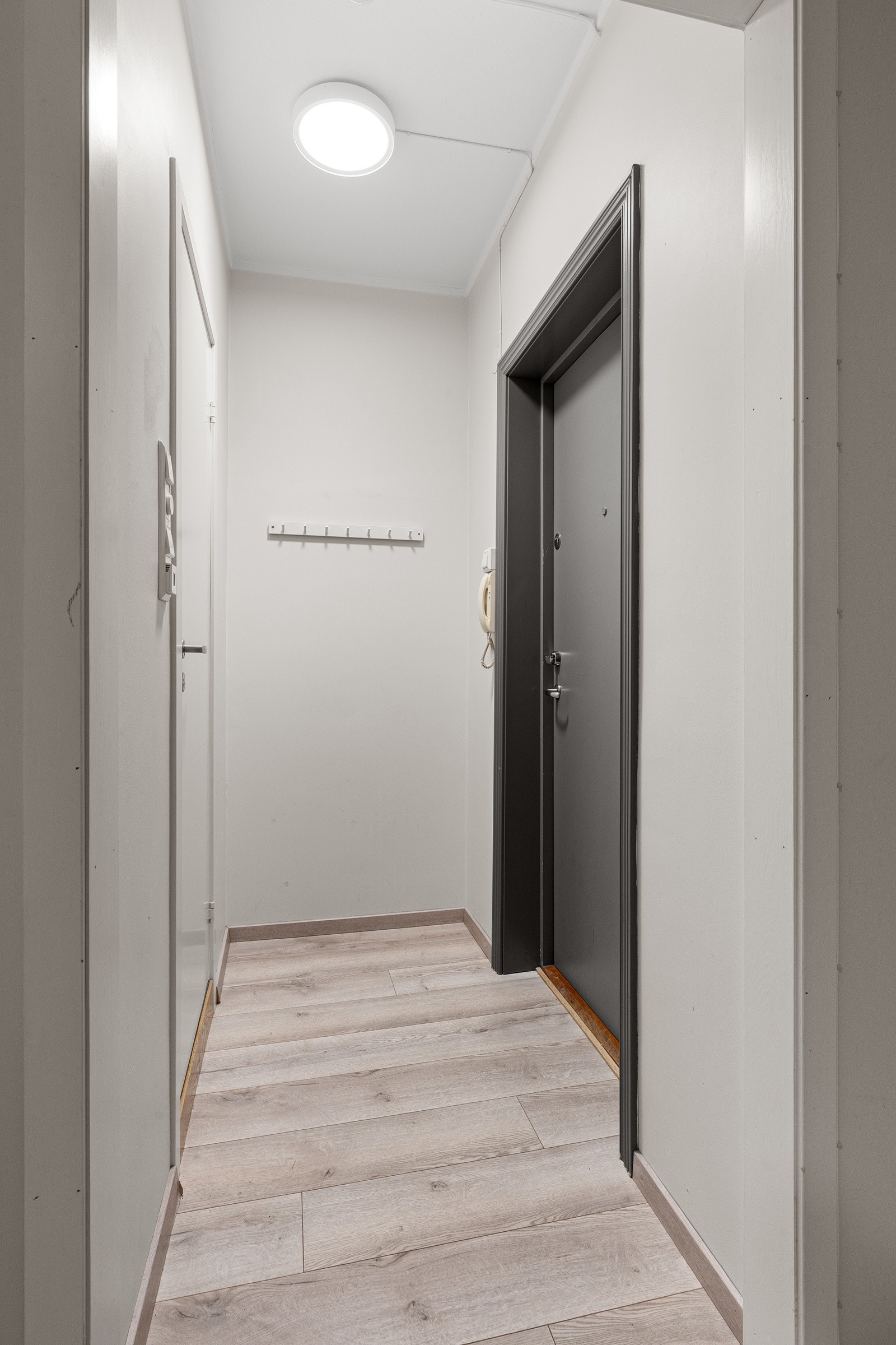 Entréen oppleves lys og gir gode muligheter for praktiske oppbevaringsløsninger. Overflatene i leiligheten ble oppgradert i 2022 Galleribilde