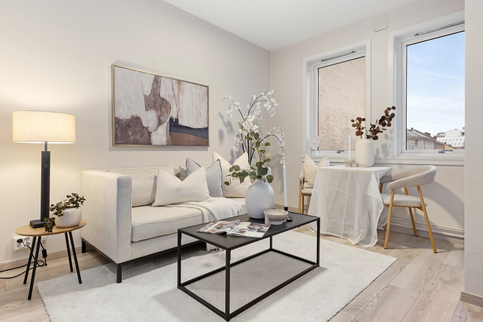 Stuen ligger i delvis åpen løsning med kjøkkenet, men med en naturlig avgrensning som gir fleksible møbleringsmuligheter Galleribilde