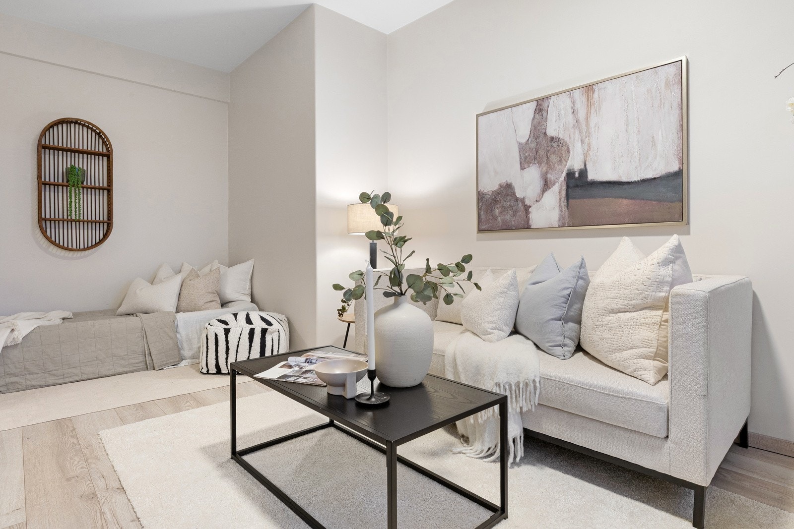 Rommet har målt takhøyde på 2,64 meter og god plass til både sofasone og alkoveløsning Galleribilde