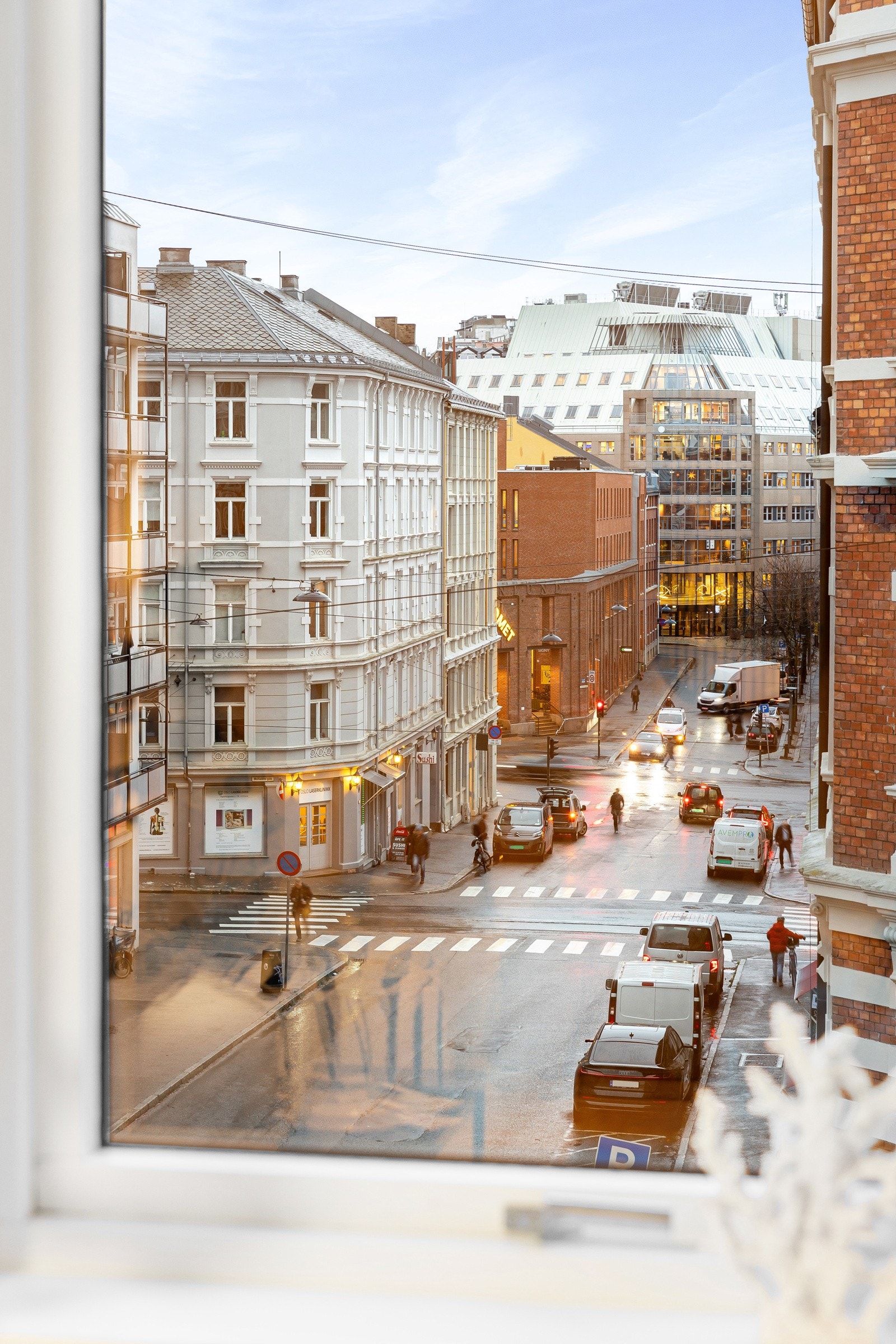 Flere vinduer gir rikelig lysinnslipp og en åpen atmosfære Galleribilde