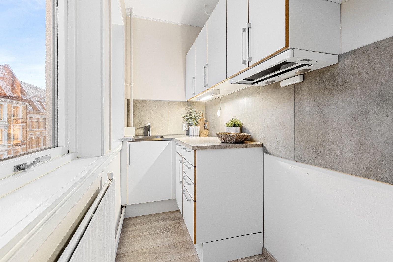 Kjøkkenet har innredning fra Tvis med glatte hvite fronter og grå laminatbenkeplate. Det er opplegg for komfyr og kjøl/fryseskap, samt kullfiltervifte over stekesonen. Komfyrvakt er etablert Galleribilde