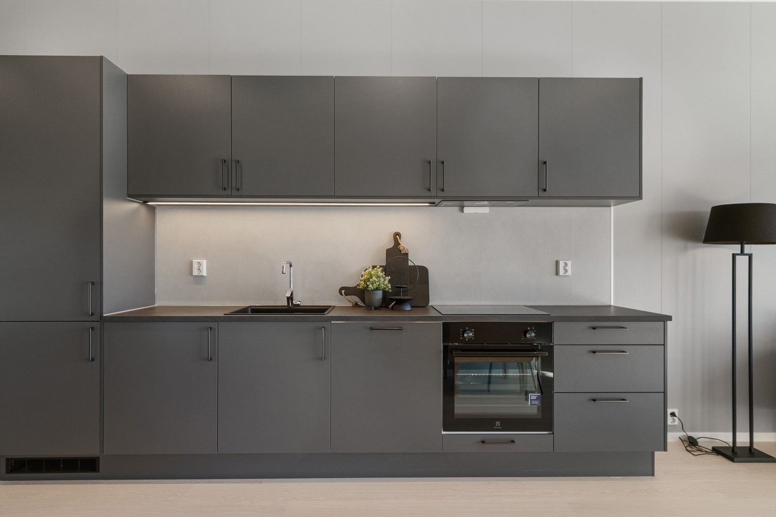 Flott kjøkken fra Sigdal med glatte fronter i fargen Granitt - stilrent og funksjonelt. (Bilde fra 3C). Galleribilde