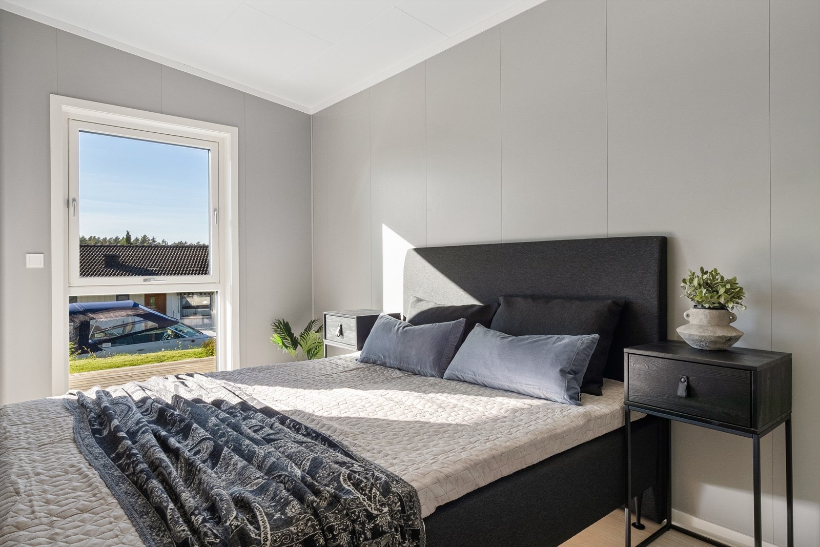 Hovedsoverommet har plass til seng og garderobeskap med tilhørende møblering. (Bilde fra 3C). Galleribilde