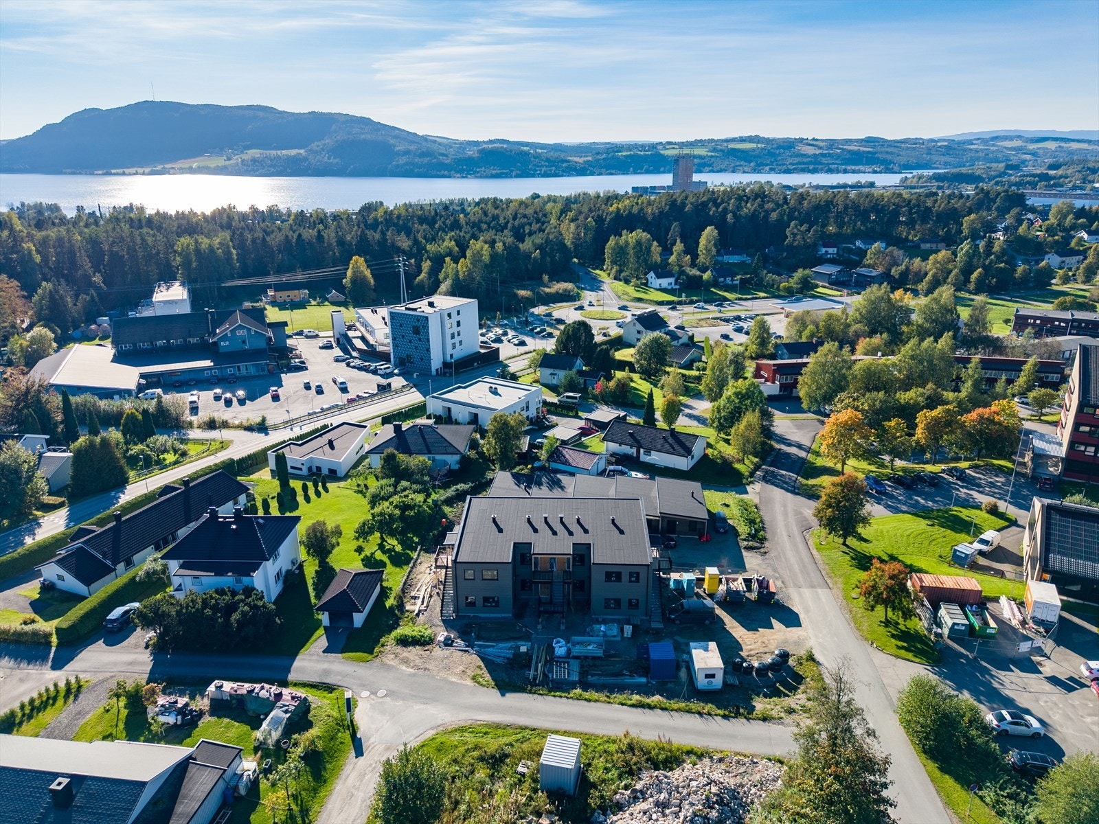 Fra leiligheten er det gangavstand til Brumunddal sentrum med dagligvare, treningssenter og servicetilbud. Galleribilde