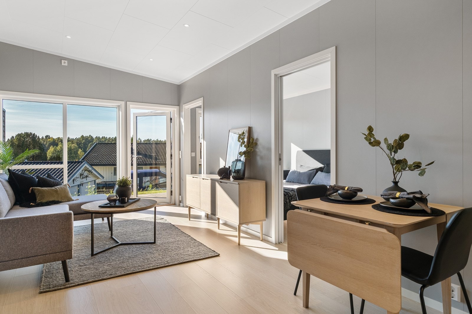 Leiligheten byr på bl. a. god takhøyde, to soverom, stor platting og moderne standard. (Bilde fra 3C). Galleribilde