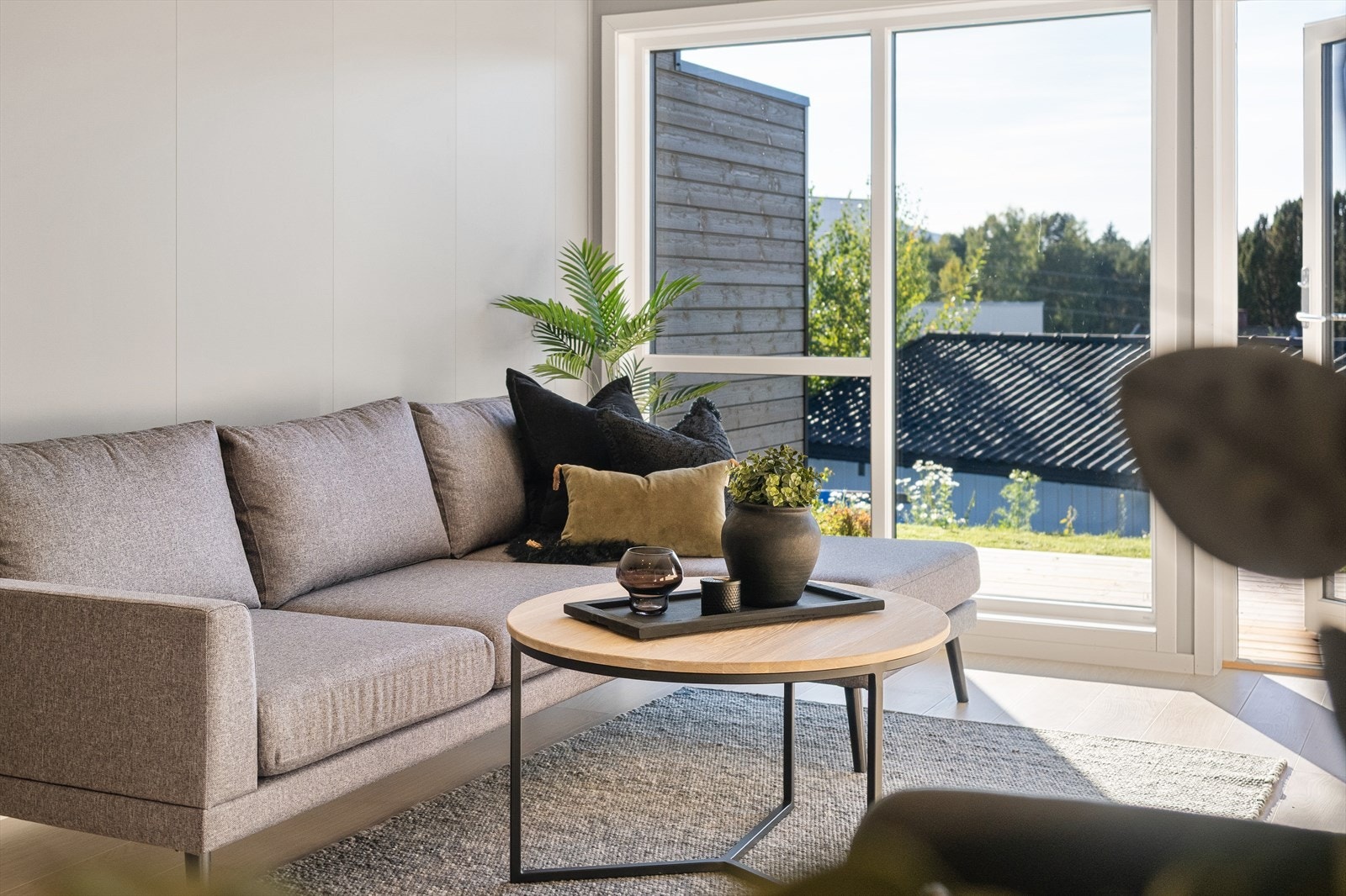 Store vindusflater som slipper inn mye naturlig lys. (Bilde fra 3C). Galleribilde