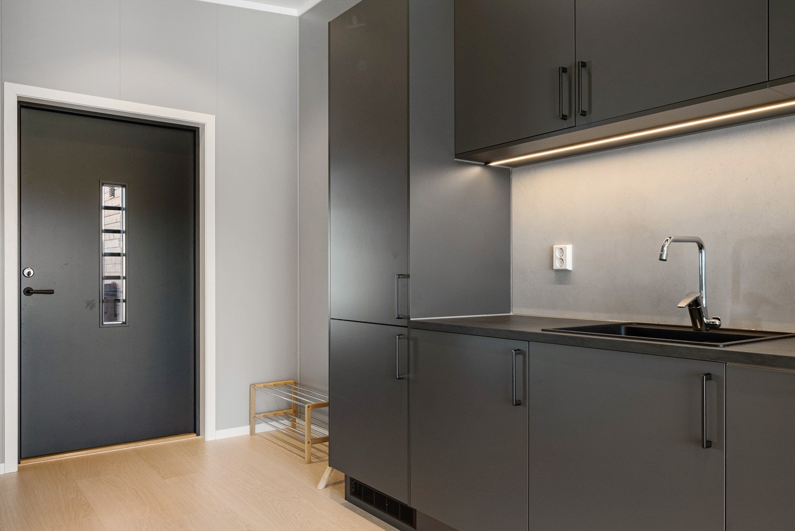 kjøkkenet er utstyrt med kjøle/-fryseskap, stekeovn, platetopp og oppvaskmaskin. (Bilde fra 3C). Galleribilde