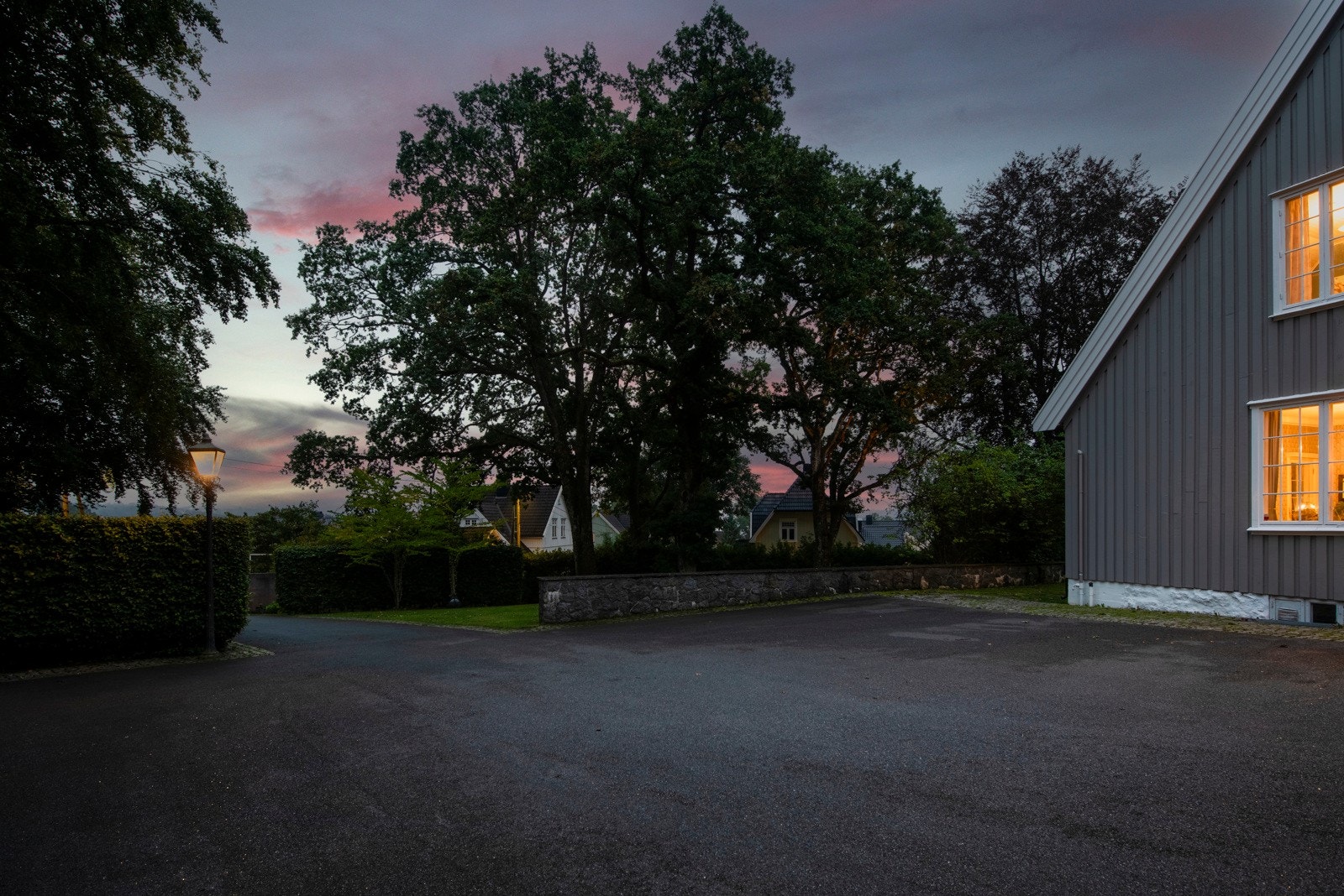 Flott alleè og stor gårdsplass for familiens herregårdsvogn Galleribilde