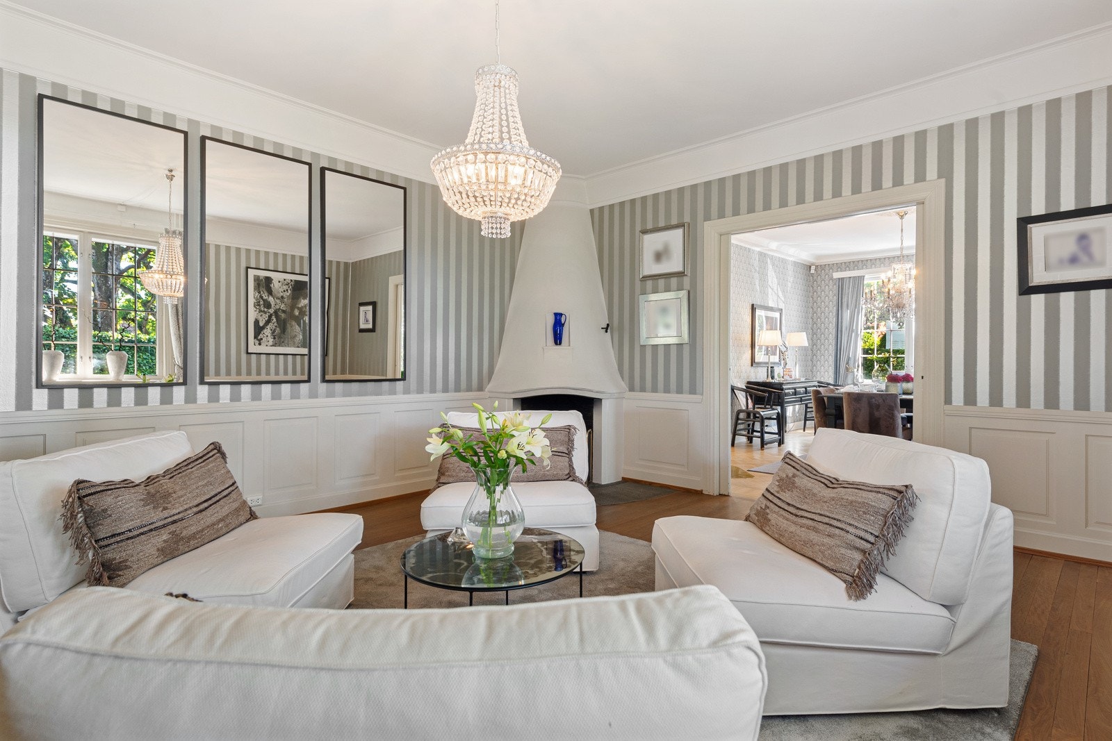 I stuen har du peis og et fint sted for en god samtale Galleribilde