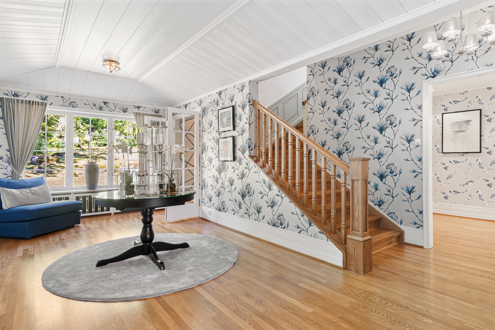 Trapperommet i hallen binder boligen sammen.Det er også bitrapp og binngang ved kjøkkenet. Galleribilde