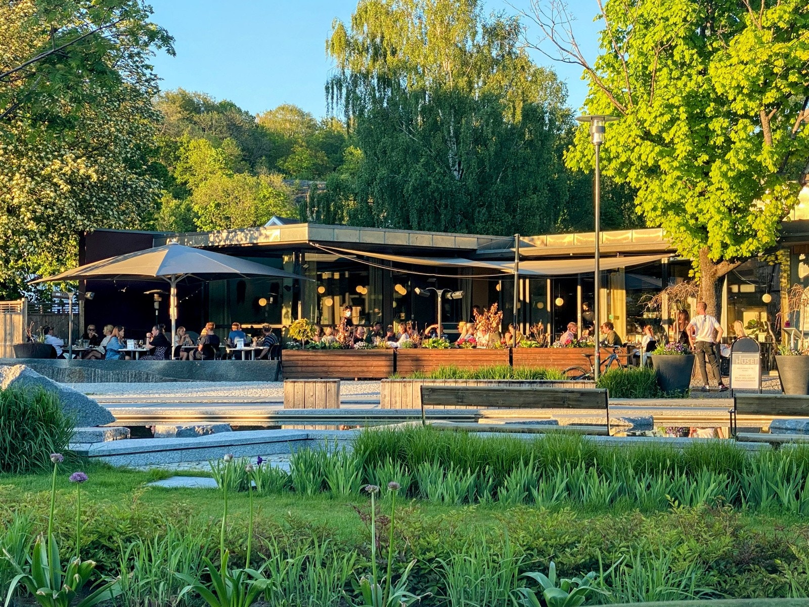 Huset har hyggelig uteservering på sommerhalvåret Galleribilde