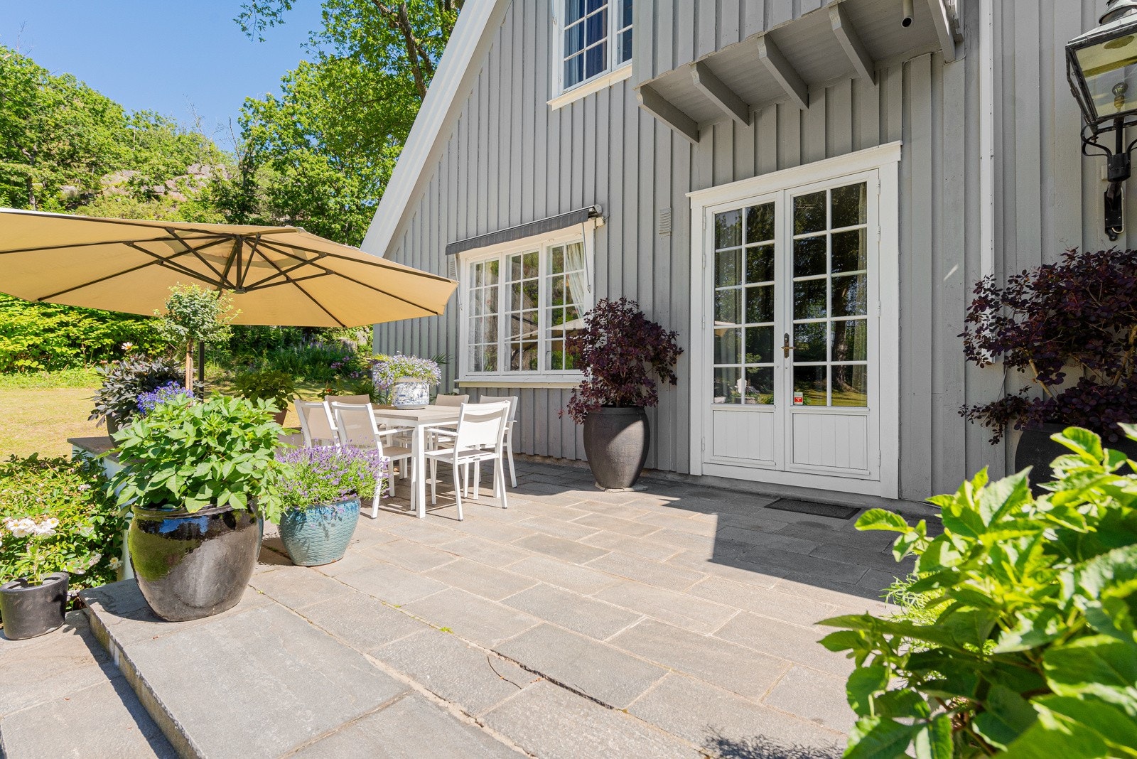 En flott spiseplass på sommeren Galleribilde