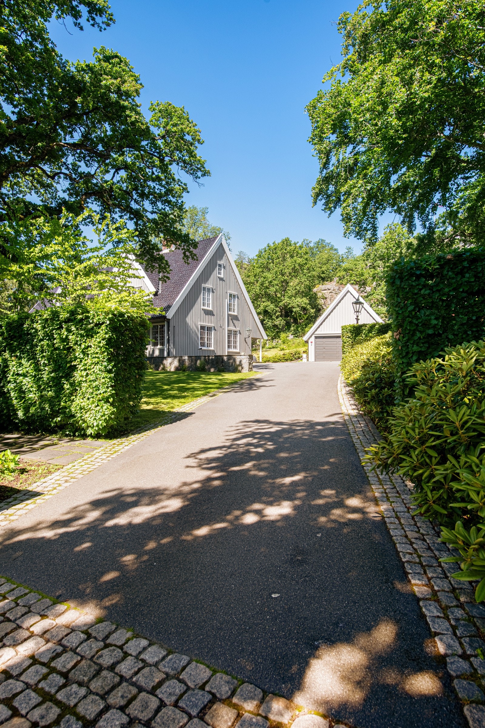 Opp til eiendommen har du en asfaltert allè som gir et fint førsteinntrykk Galleribilde