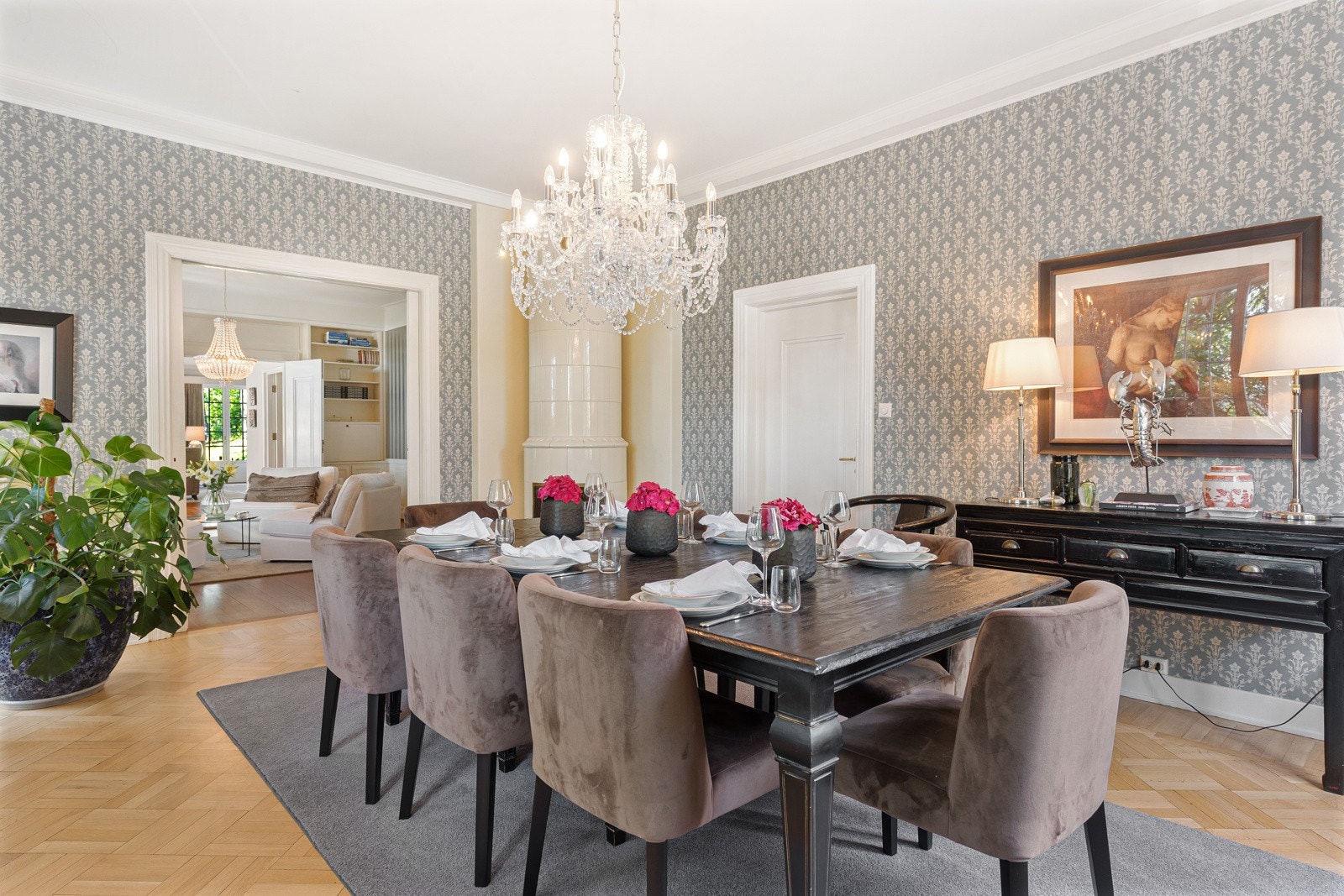 Kakkelovnen i spisestuen gir boligen en god varme Galleribilde