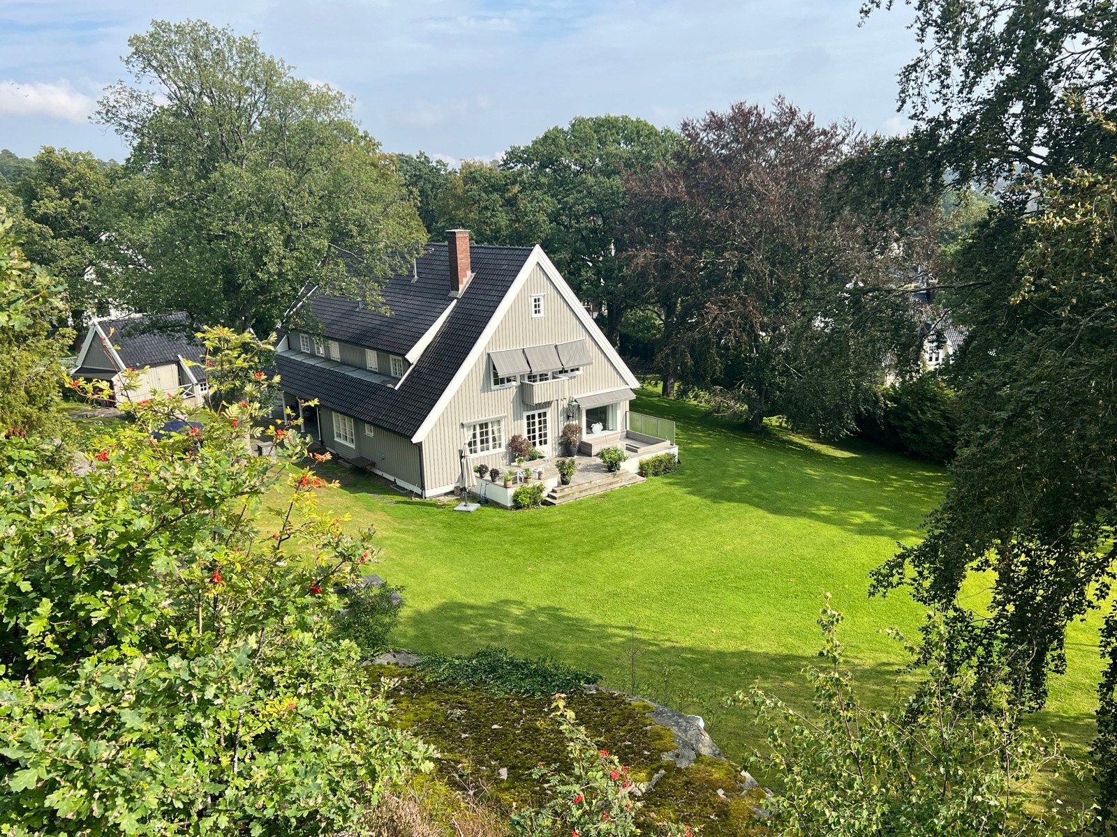 Eiendommen har tomt på hele 6,2 mål, bildet er tatt fra fjellet bak hvor man kan nyte.. Galleribilde