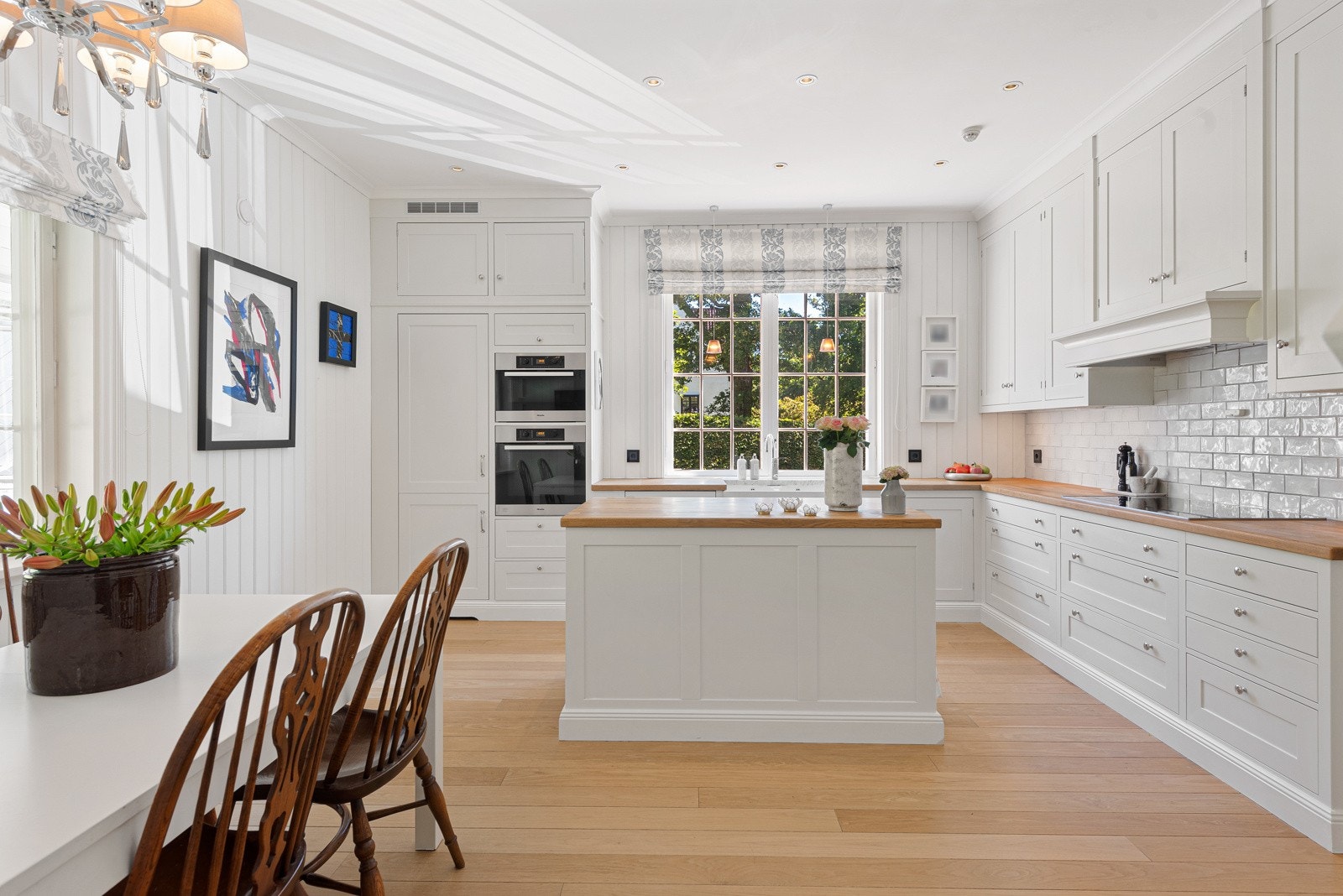 Detaljene skaper rommet - Eksklusiv Kvänum innredning med profilerte fronter, heltre kjøkkenbenk og integrerte hvitevarer går matlagingen som en drøm Galleribilde