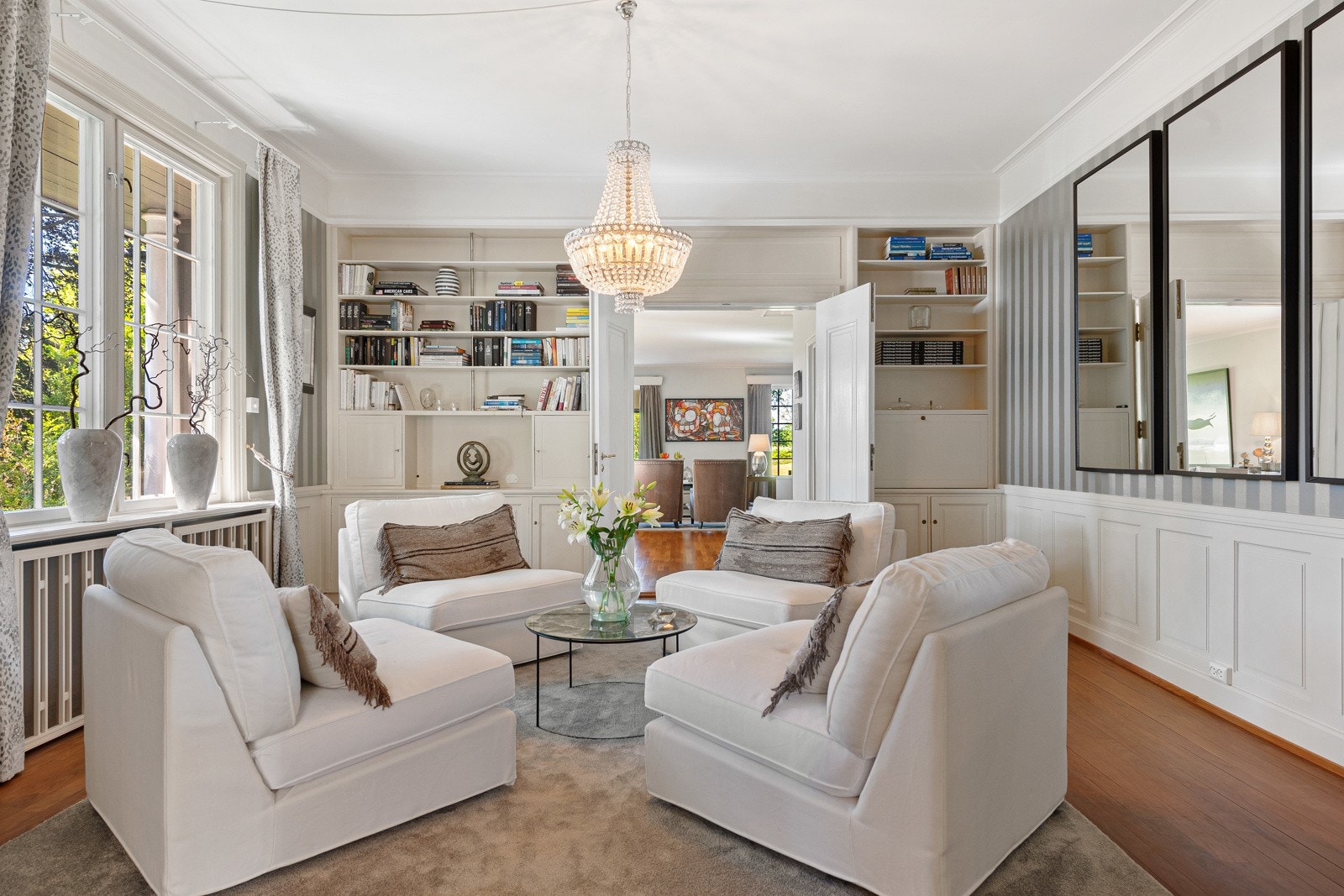 Med plassbygget hylle kan rommet passe fint som kontorplass eller boligens bibliotek Galleribilde