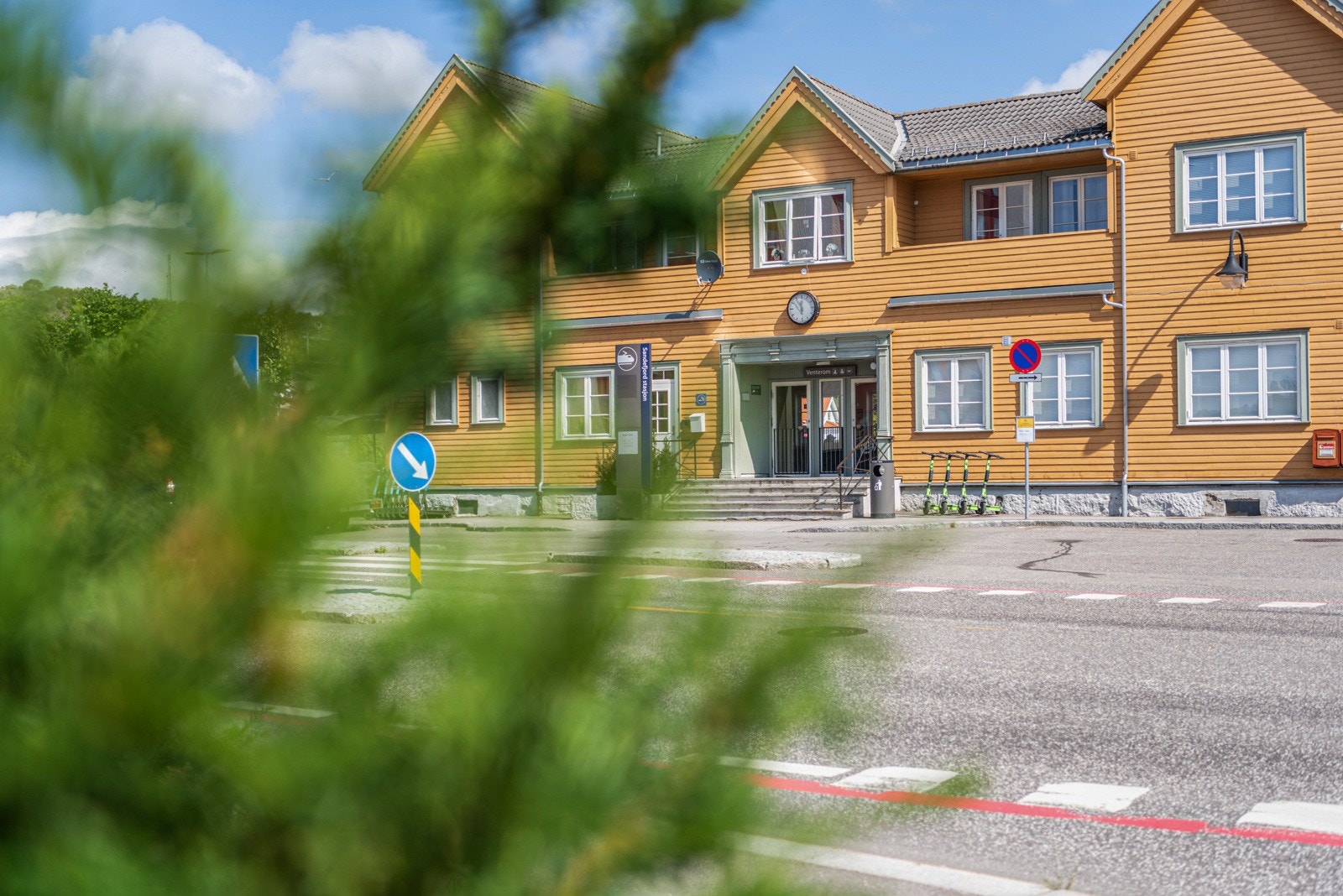 Perfekt beliggenhet for deg som pendler i jobben med jernbane, kort vei også ut til E-18 Galleribilde